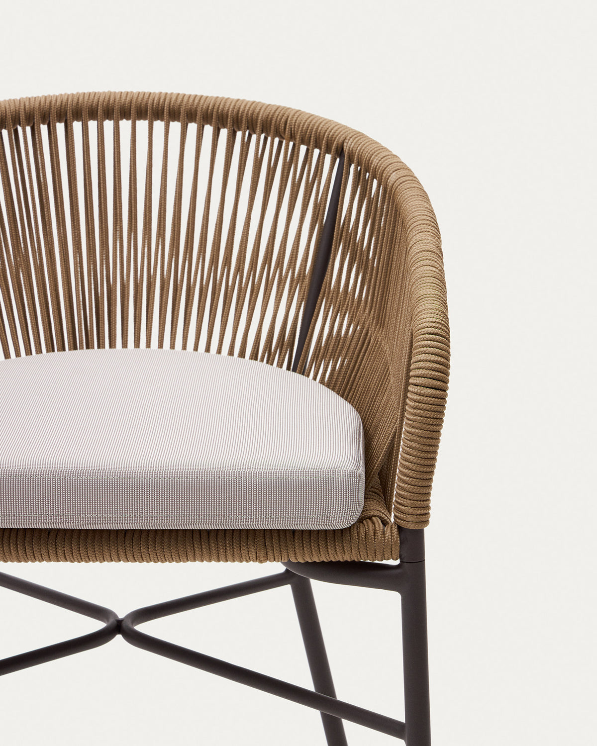 Yanet Hocker aus beigem Seil und verzinktem Stahl, Höhe 65 cm in Beige präsentiert im Onlineshop von KAQTU Design AG. Outdoor-Barstuhl mit Armlehne ist von Kave Home