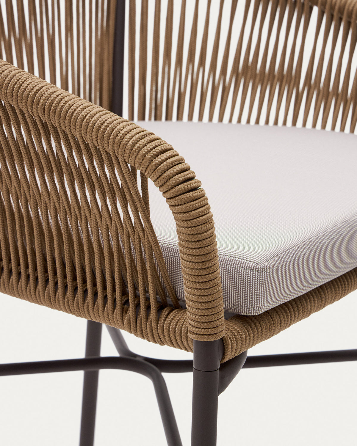 Yanet Hocker aus beigem Seil und verzinktem Stahl, Höhe 65 cm in Beige präsentiert im Onlineshop von KAQTU Design AG. Outdoor-Barstuhl mit Armlehne ist von Kave Home