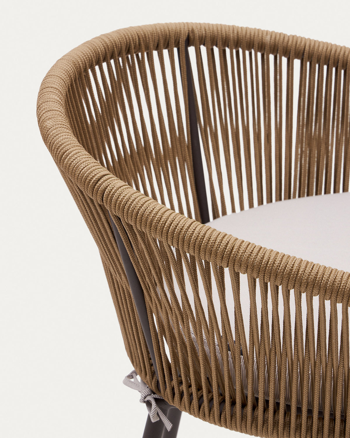 Yanet Hocker aus beigem Seil und verzinktem Stahl, Höhe 65 cm in Beige präsentiert im Onlineshop von KAQTU Design AG. Outdoor-Barstuhl mit Armlehne ist von Kave Home