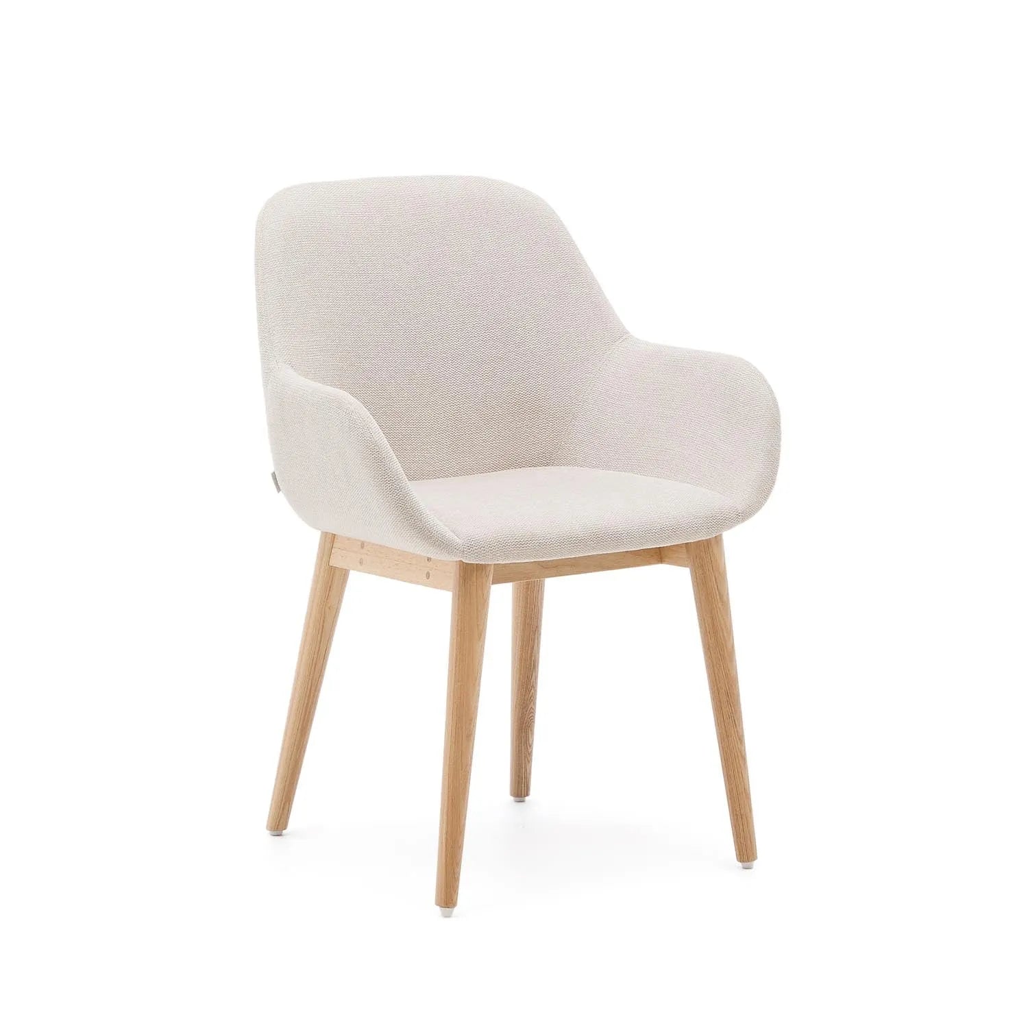 Eleganter Konna Stuhl in Beige mit massiven Eschenholzbeinen, ideal für stilvolle Esszimmer. Perfekte Kombination aus Design und Komfort.