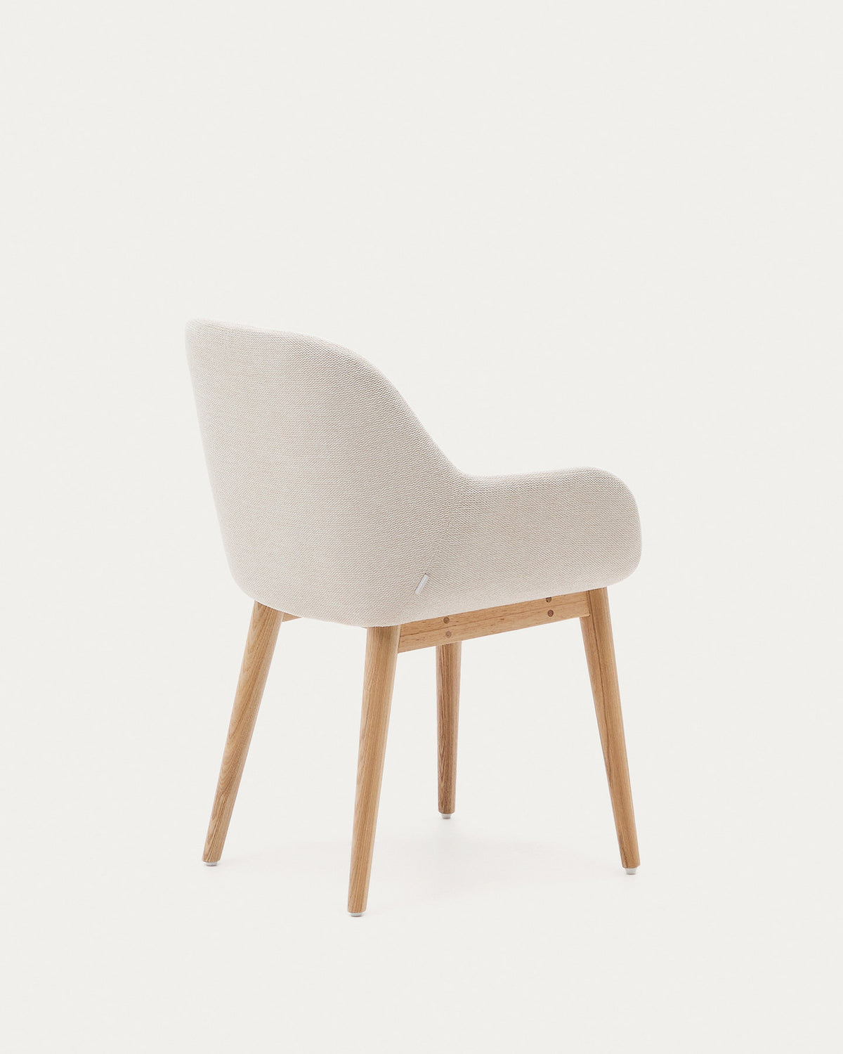 Konna Stuhl in Beige und Beine aus massivem Eschenholz mit natürlichem Finish in Beige präsentiert im Onlineshop von KAQTU Design AG. Stuhl mit Armlehne ist von Kave Home