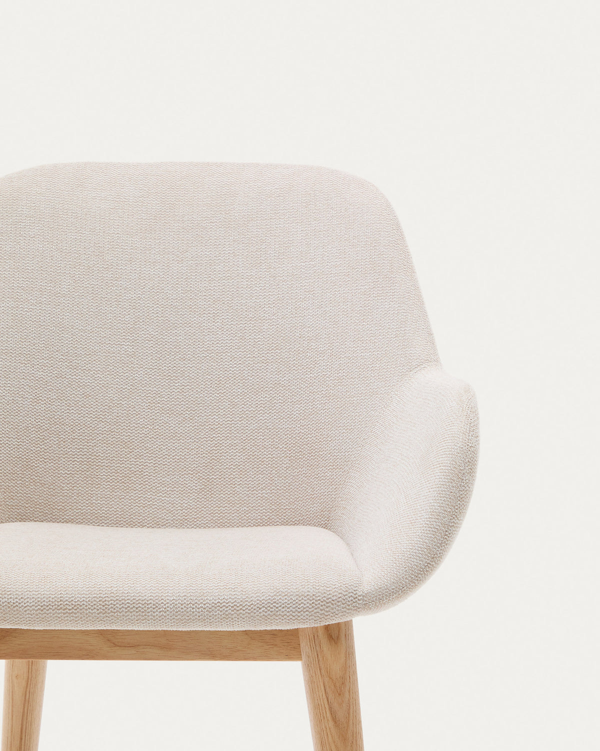 Konna Stuhl in Beige und Beine aus massivem Eschenholz mit natürlichem Finish in Beige präsentiert im Onlineshop von KAQTU Design AG. Stuhl mit Armlehne ist von Kave Home