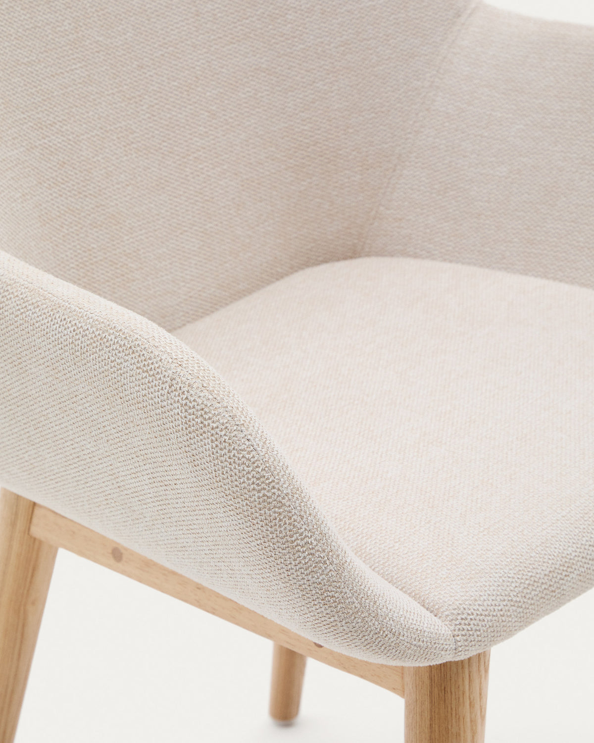 Konna Stuhl in Beige und Beine aus massivem Eschenholz mit natürlichem Finish in Beige präsentiert im Onlineshop von KAQTU Design AG. Stuhl mit Armlehne ist von Kave Home