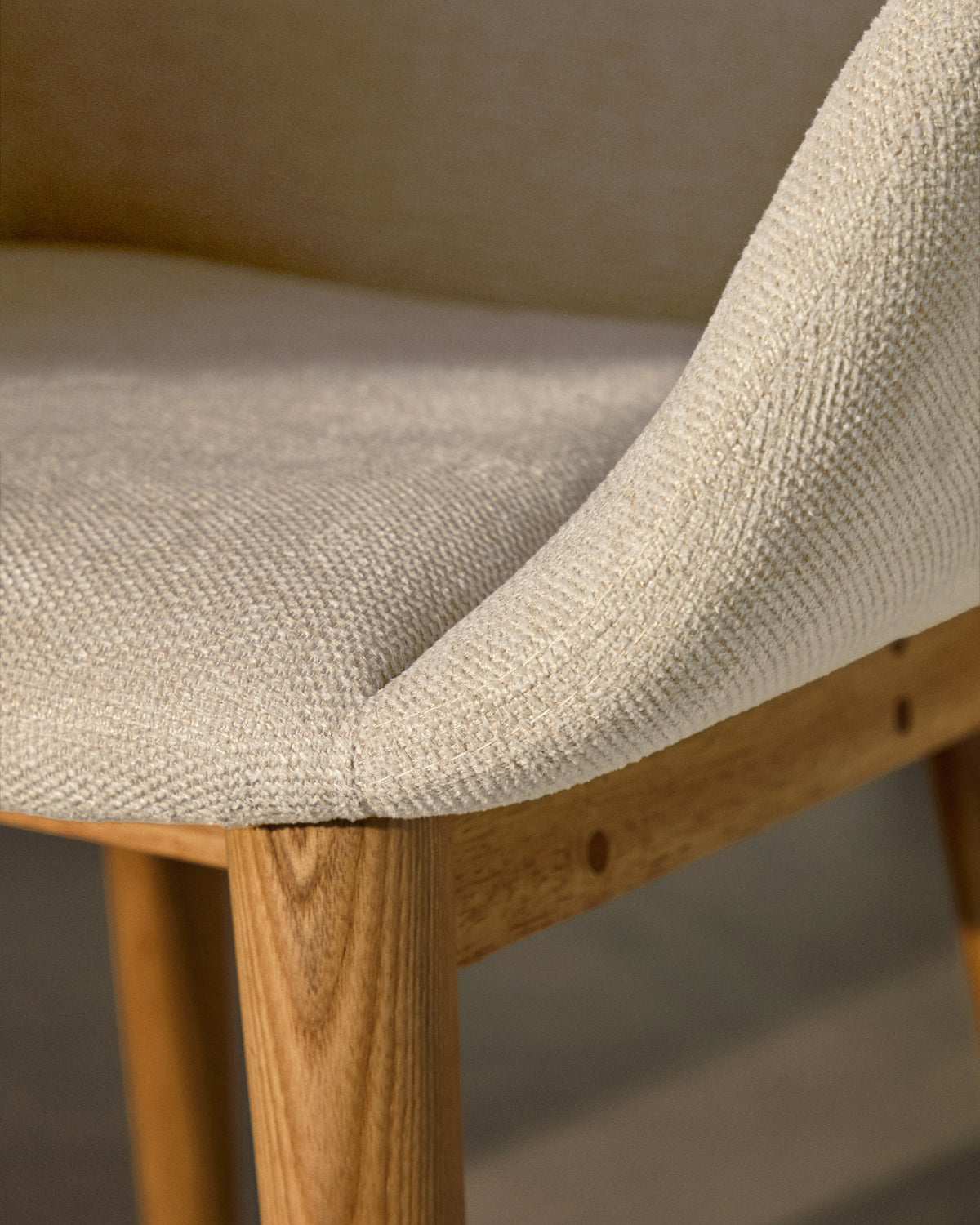 Konna Stuhl in Beige und Beine aus massivem Eschenholz mit natürlichem Finish in Beige präsentiert im Onlineshop von KAQTU Design AG. Stuhl mit Armlehne ist von Kave Home
