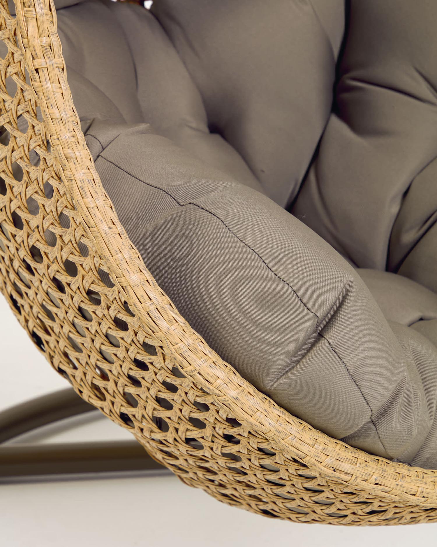 Cira Hängesessel von Kave Home, aus nachhaltigen Materialien, elegant und komfortabel, ideal für gemütliche Stunden.