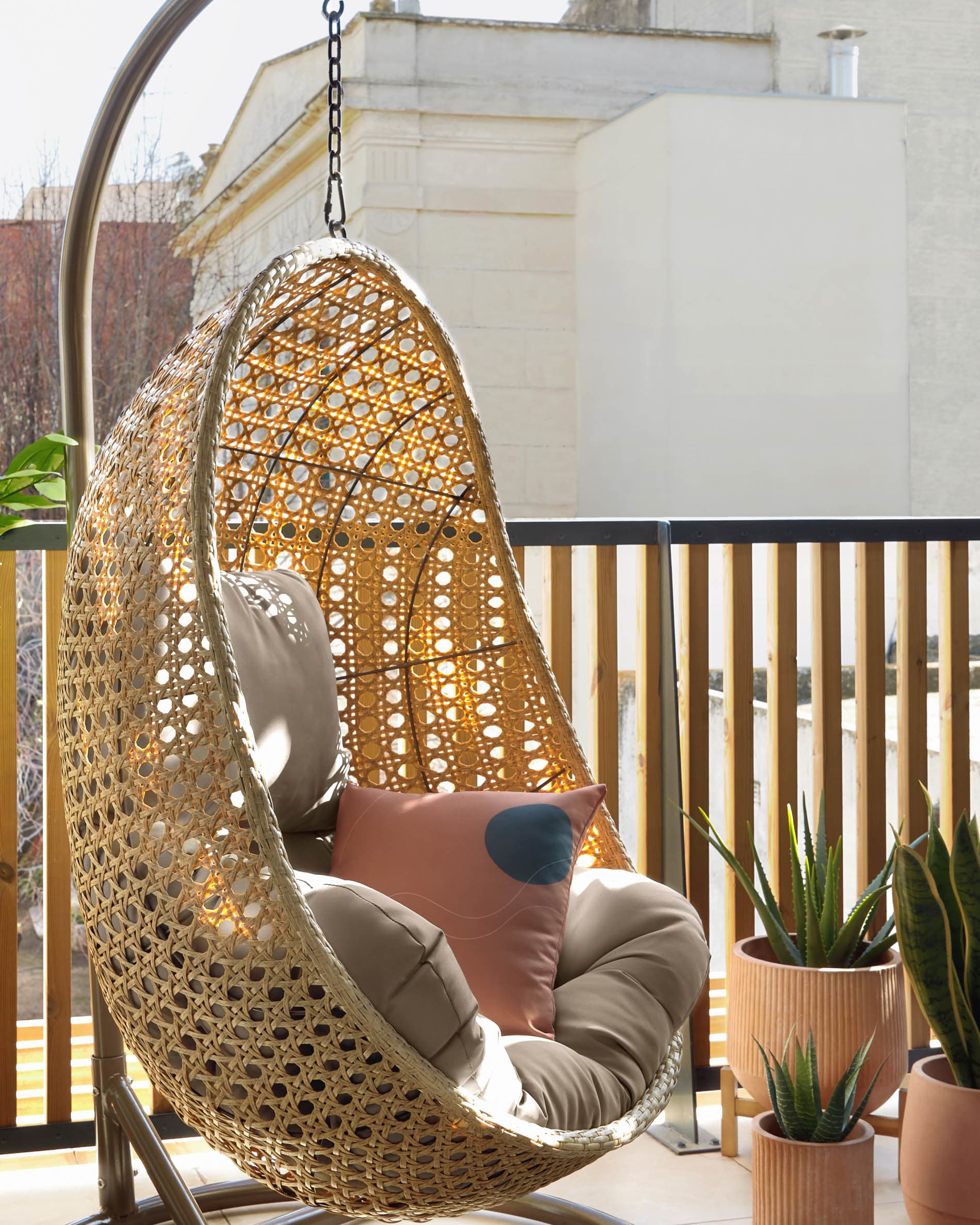 Cira Hängesessel von Kave Home, aus nachhaltigen Materialien, elegant und komfortabel, ideal für gemütliche Stunden.