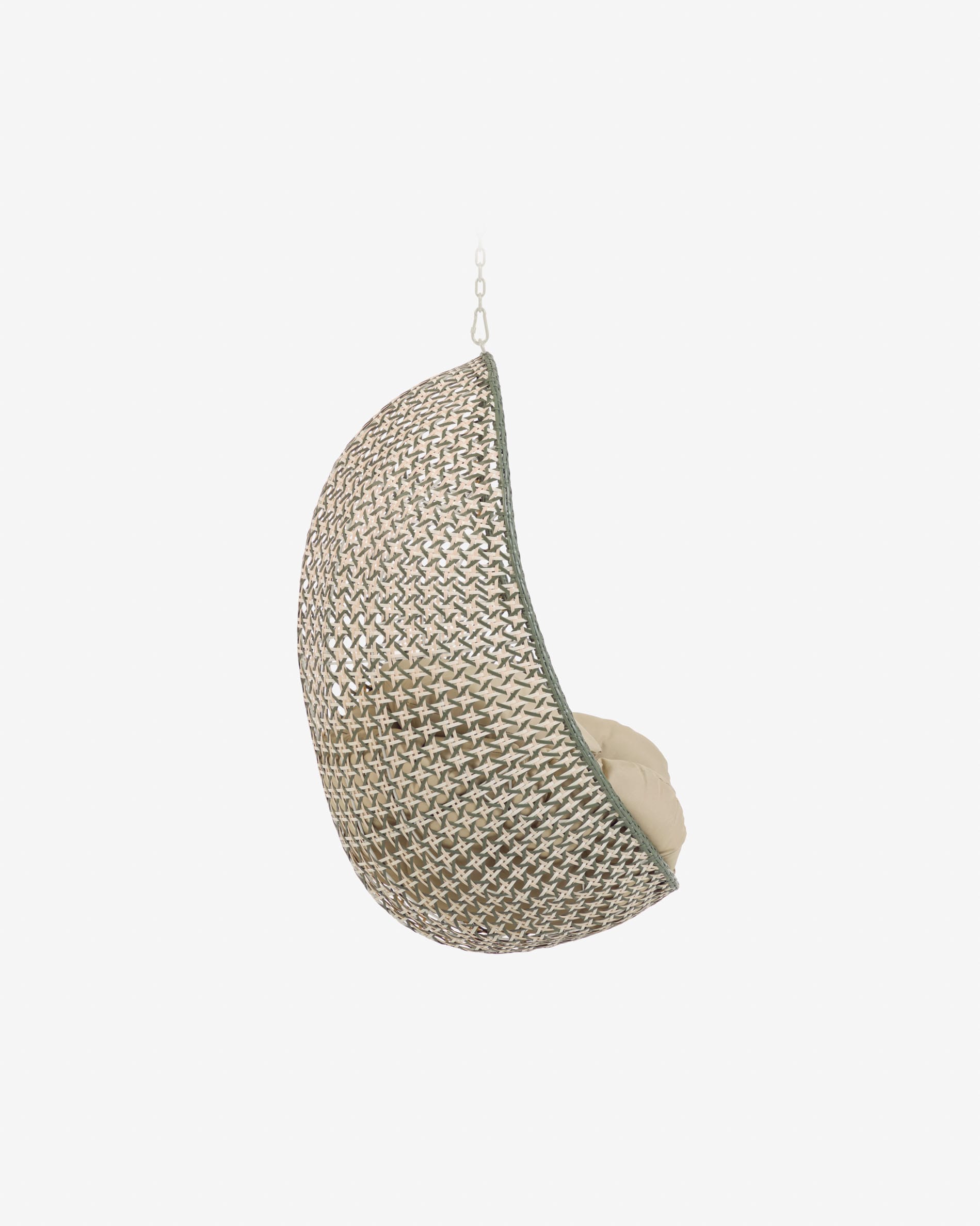 Der Cira Hängesessel von Kave Home kombiniert Komfort und ein lebendiges, mehrfarbiges Design für entspannte Stunden.