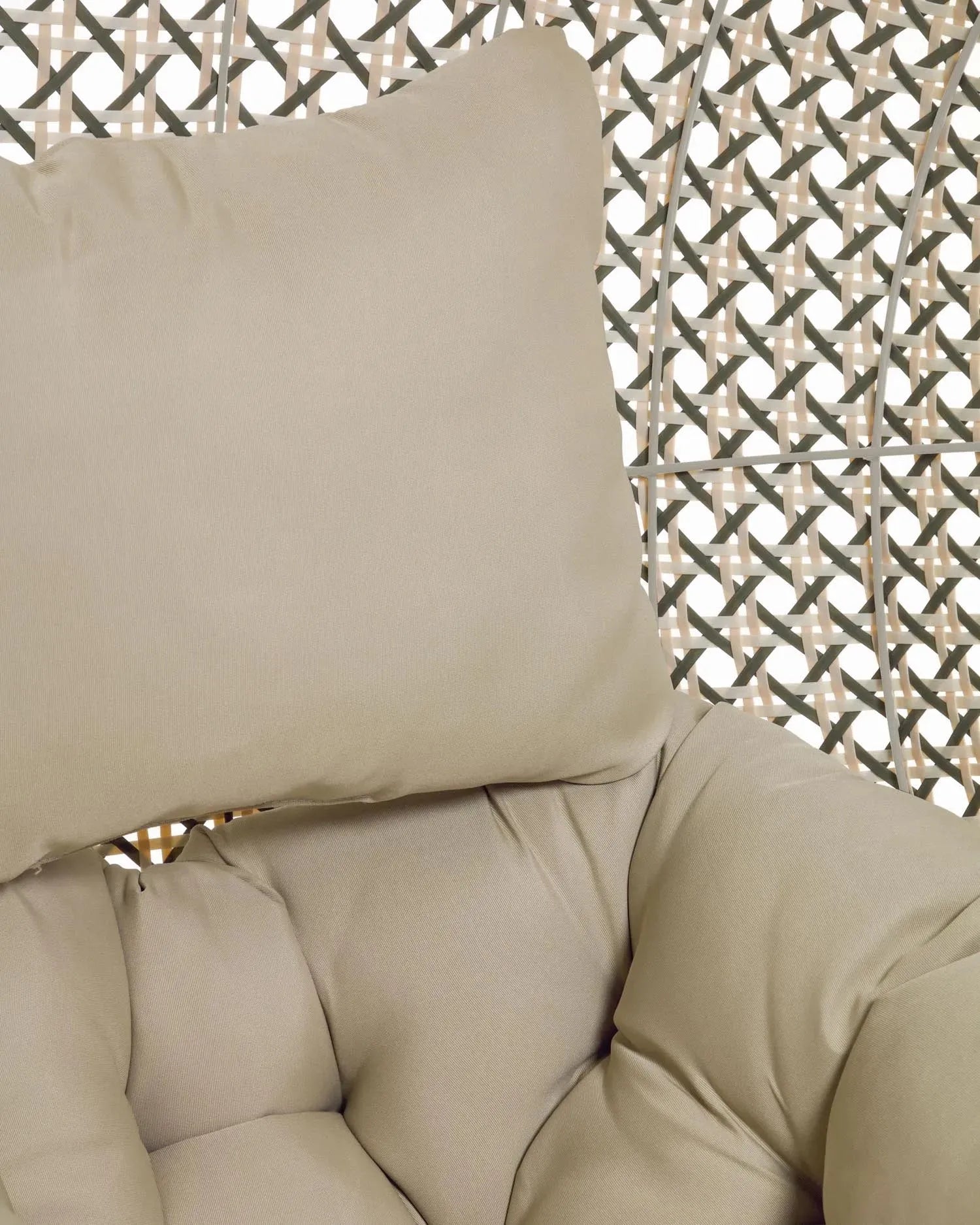 Der Cira Hängesessel von Kave Home kombiniert Komfort und ein lebendiges, mehrfarbiges Design für Ihre Wohlfühloase.