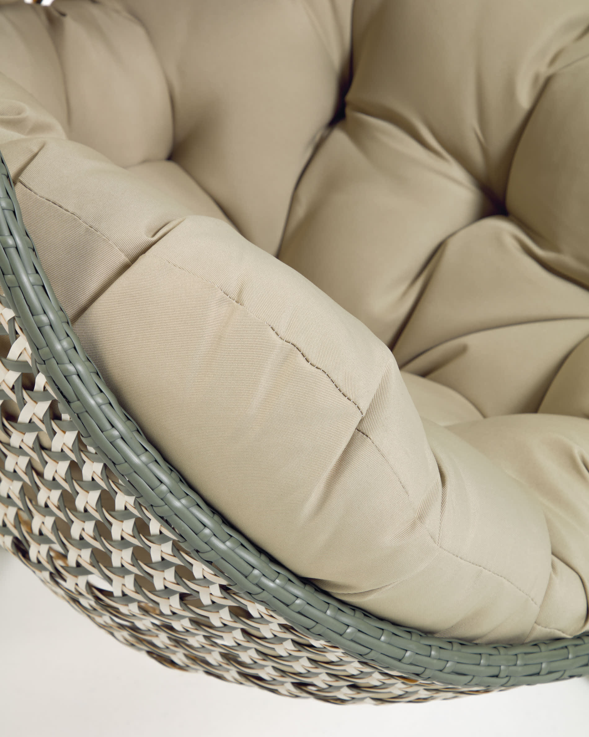 Der Cira Hängesessel von Kave Home bietet ein farbenfrohes Design und hohen Komfort für entspannte Momente in Ihrem Zuhause.