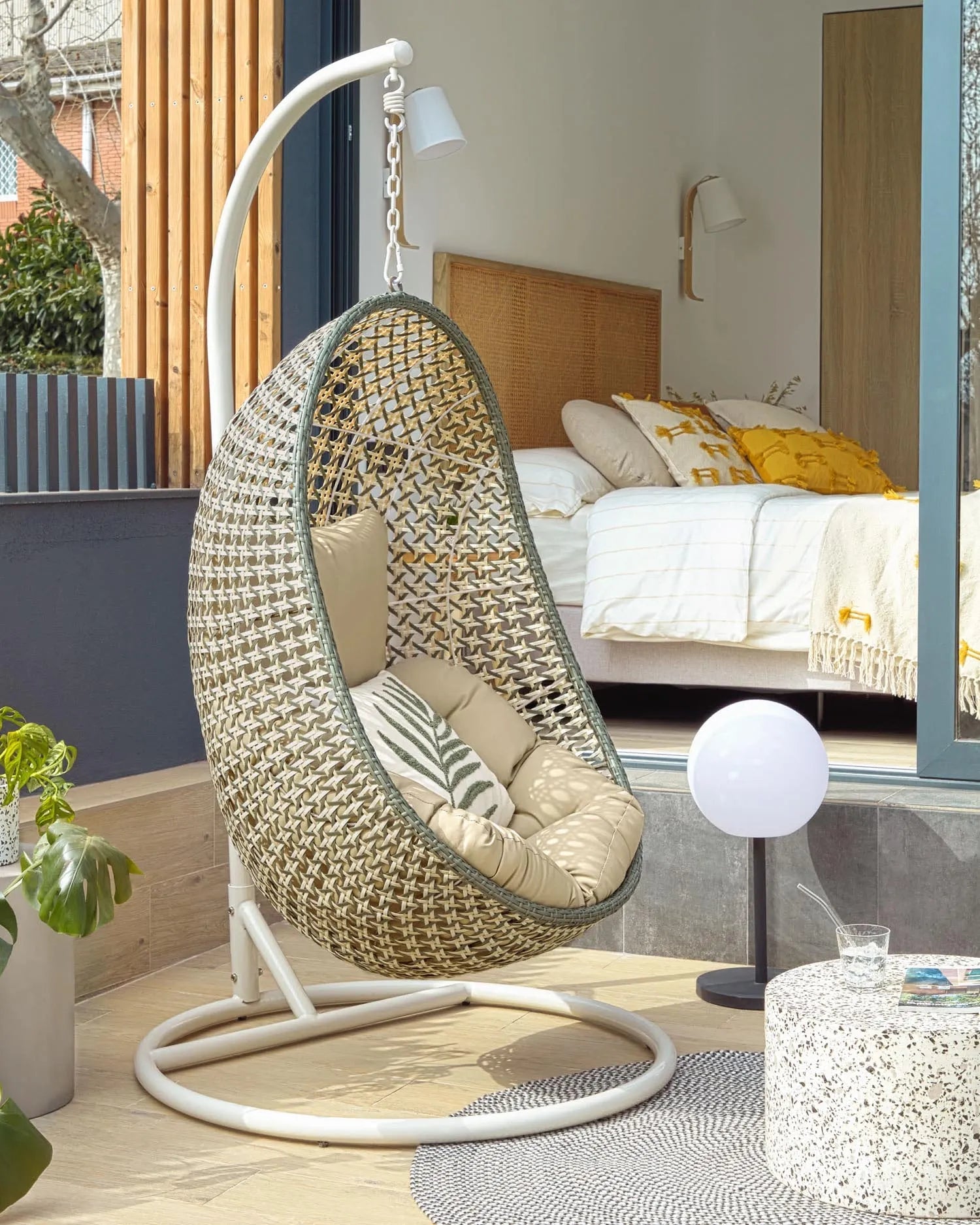 Der Cira Hängesessel von Kave Home bietet farbenfrohes Design und Komfort, ideal für entspannte Momente in Ihrem Zuhause.