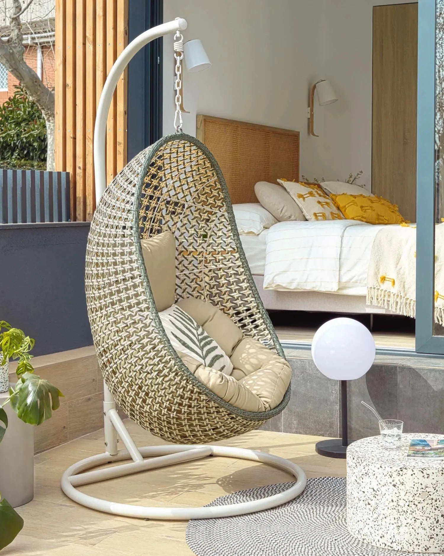 Der Cira Hängesessel von Kave Home bietet farbenfrohen Komfort und modernes Design für entspannte Momente in Ihrem Zuhause.