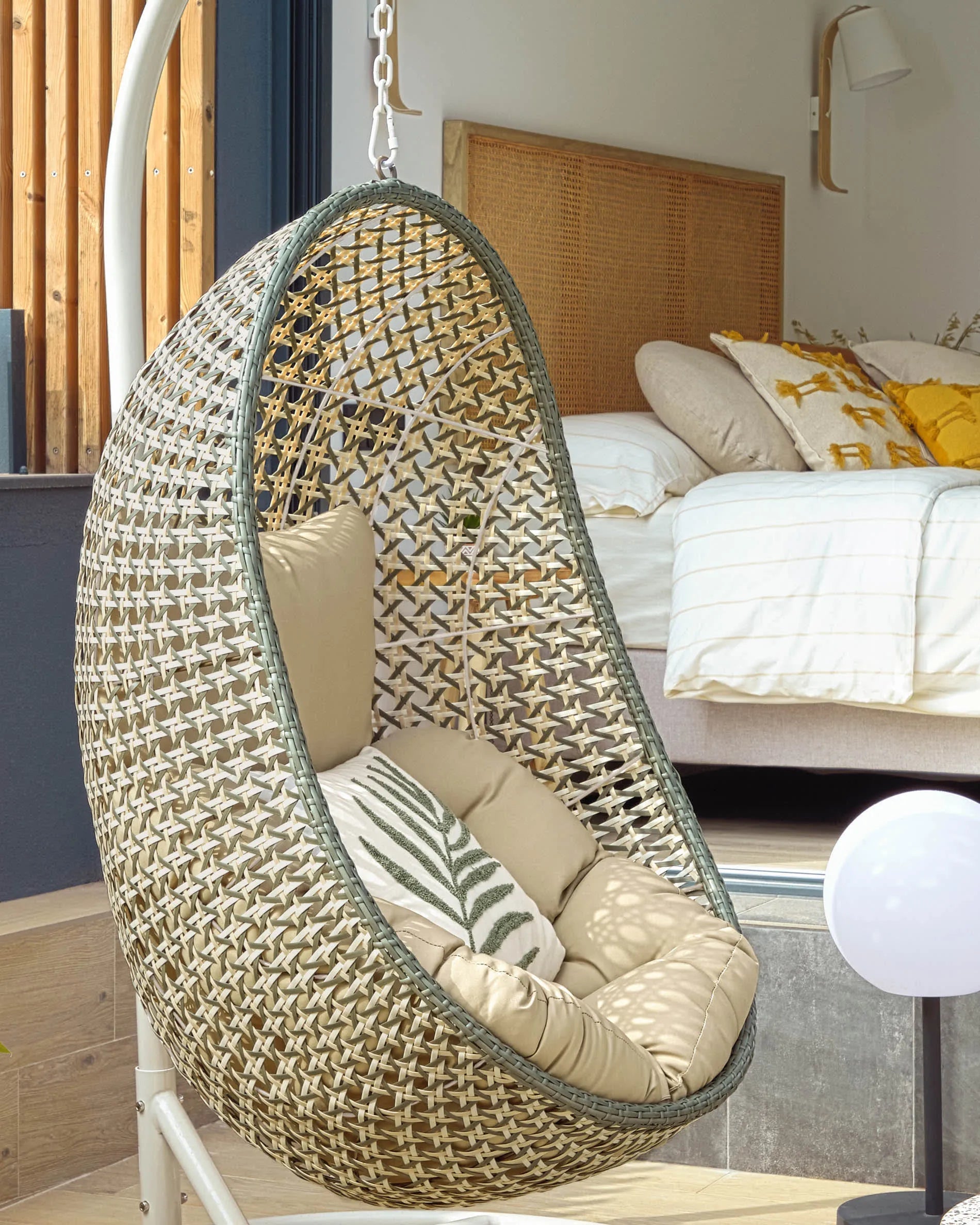 Der Cira Hängesessel von Kave Home bietet farbenfrohes Design und modernen Komfort für entspannte Momente in Ihrem Zuhause.