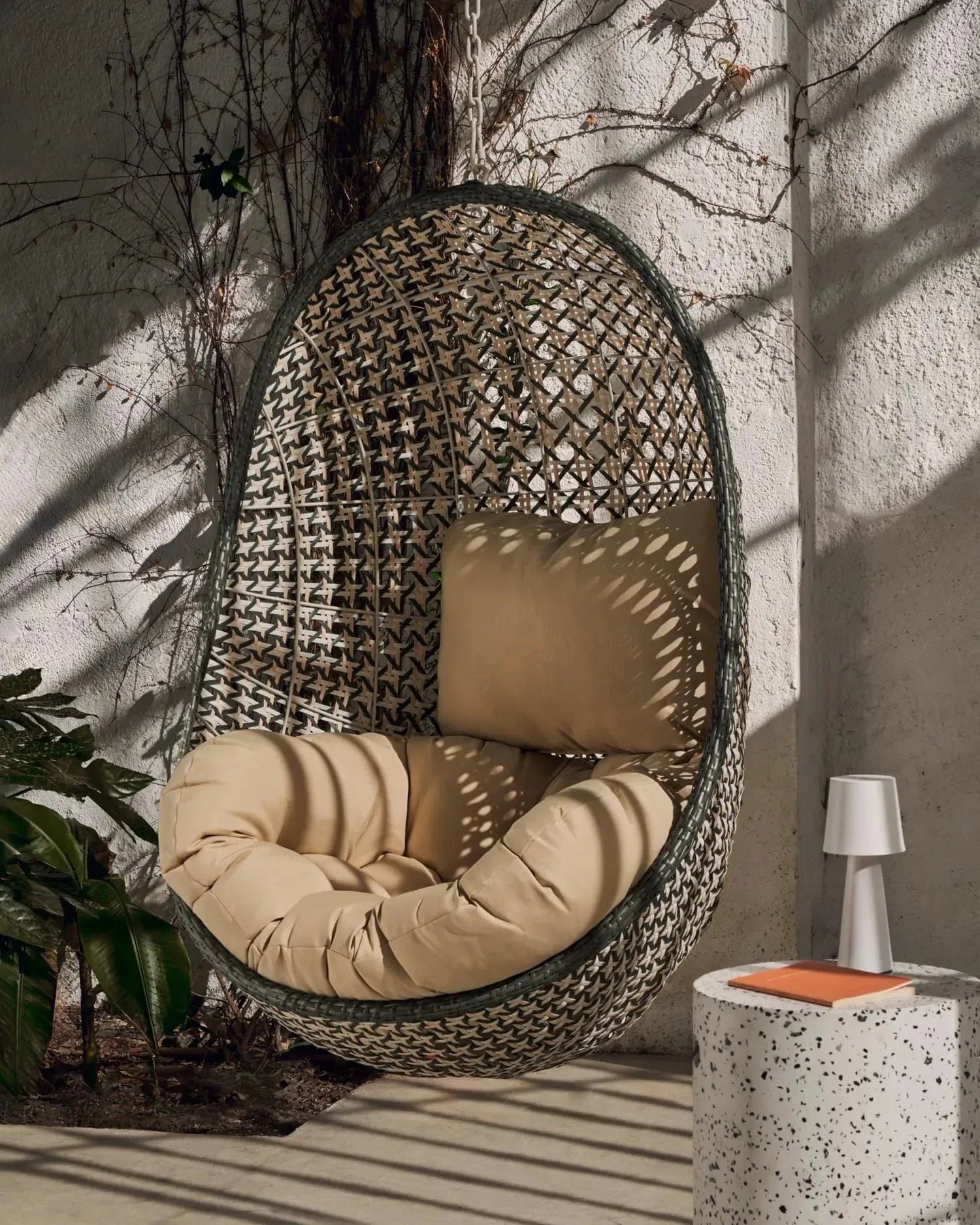 Der Cira Hängesessel von Kave Home bietet farbenfrohes Design und Komfort, perfekt für entspannte Momente in Ihrem Zuhause.