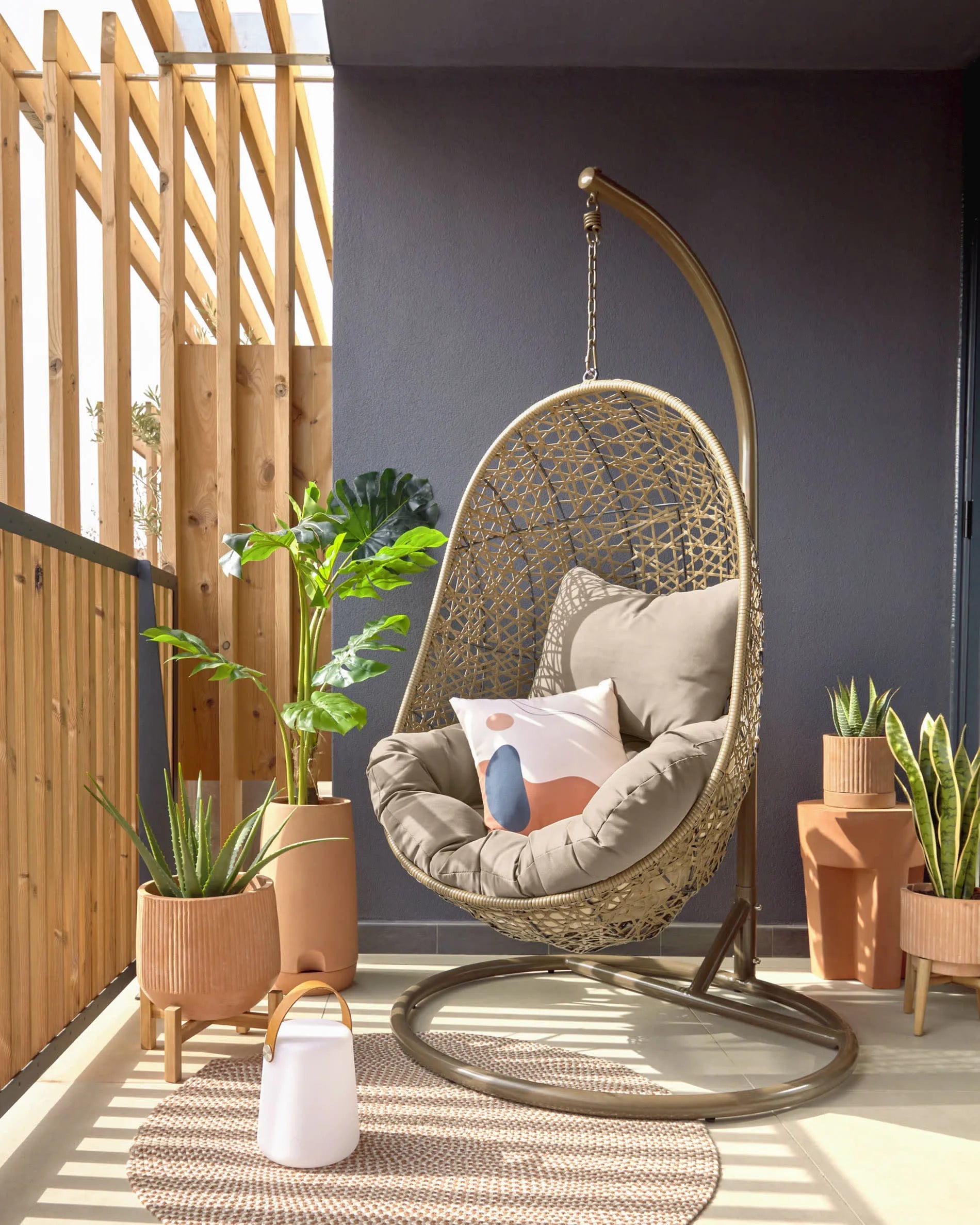 Der braune Florina Hängesessel von Kave Home kombiniert modernes Design mit Komfort, perfekt für entspannte Momente drinnen und draußen.