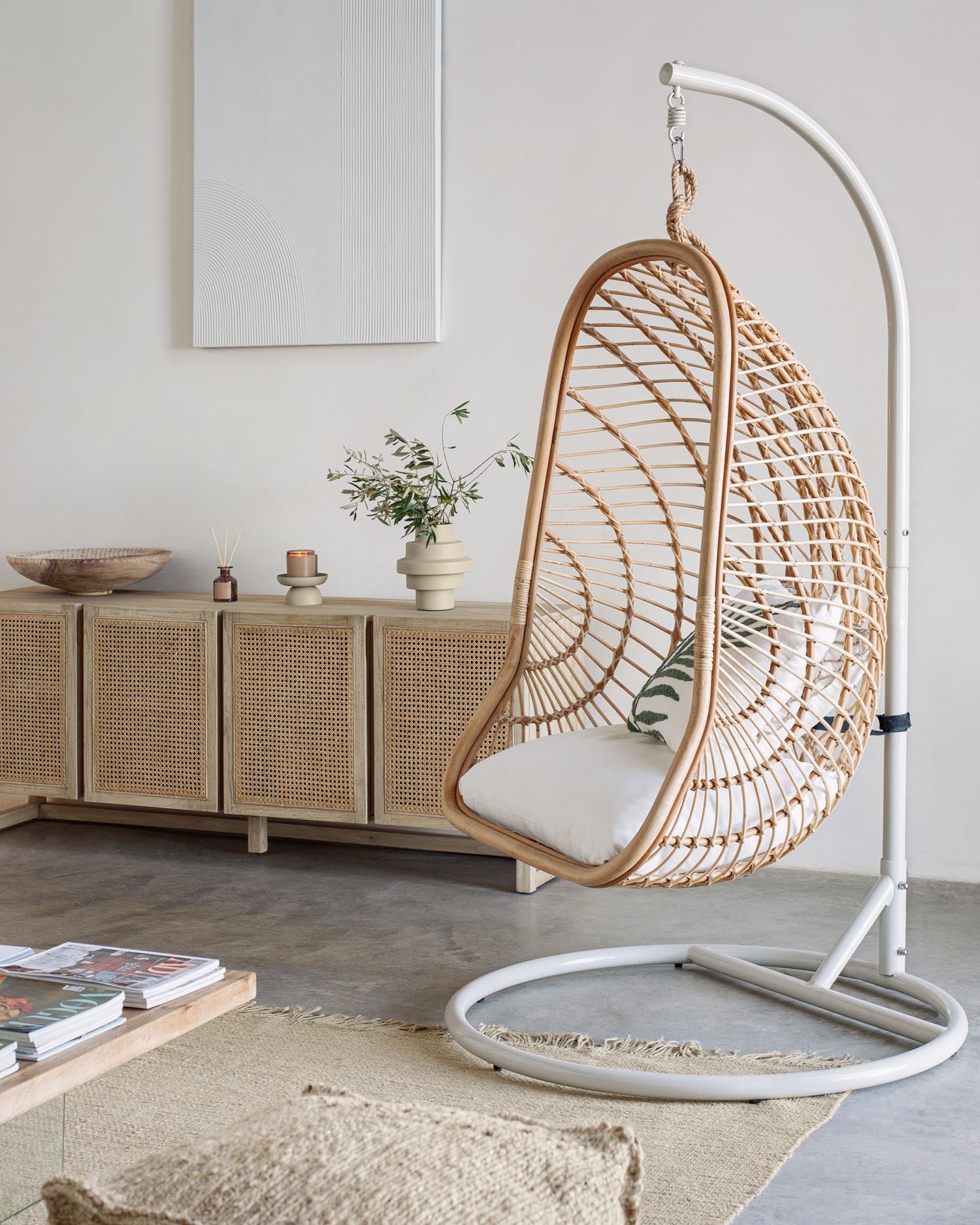 Eleganter Ekaterina Hängesessel von Kave Home mit stabilem Gestell, ideal für komfortable und stilvolle Momente daheim.
