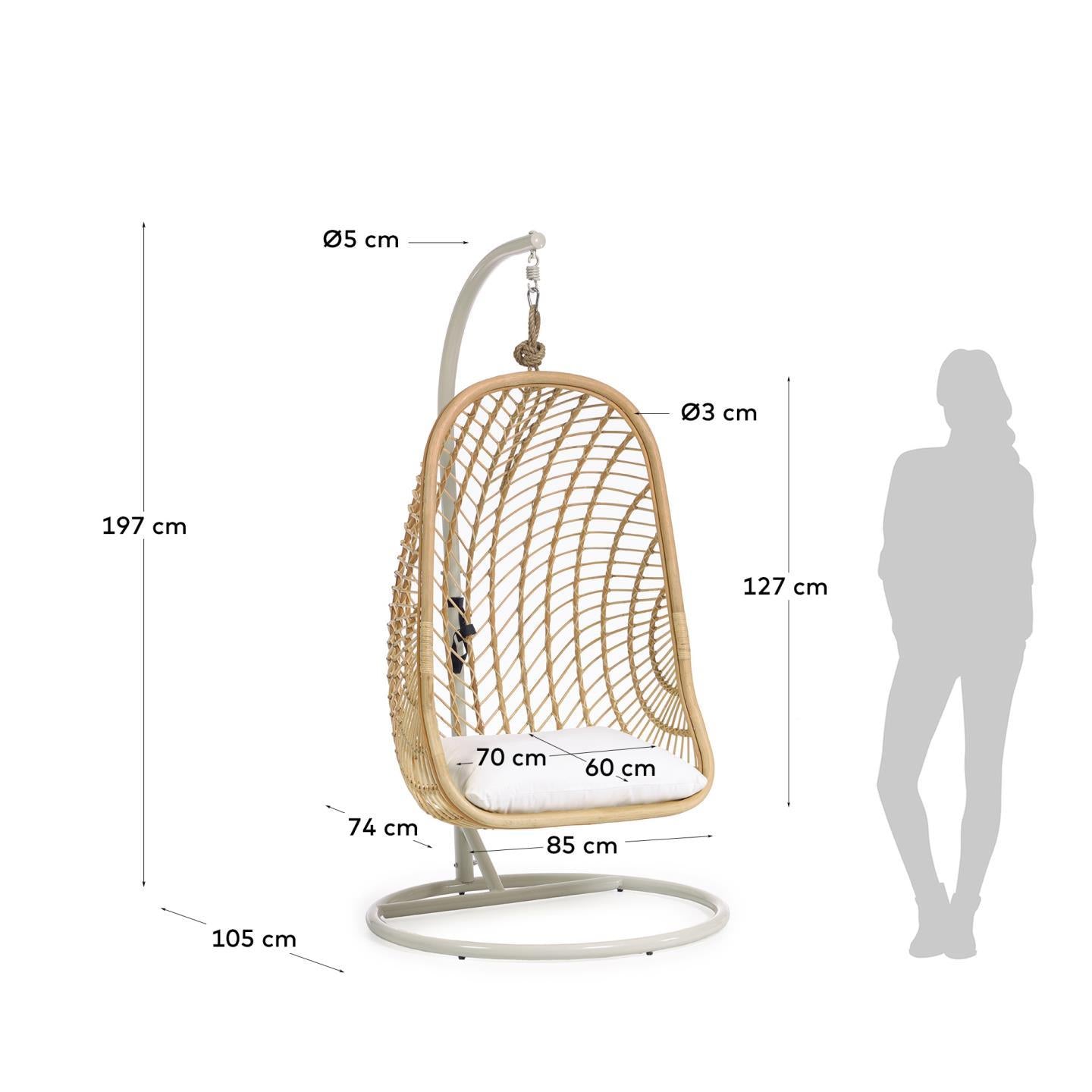 Eleganter Rattan-Hängesessel mit stabilem Metallgestell, ideal für stilvolle Entspannung in Innenräumen oder überdachten Außenbereichen.