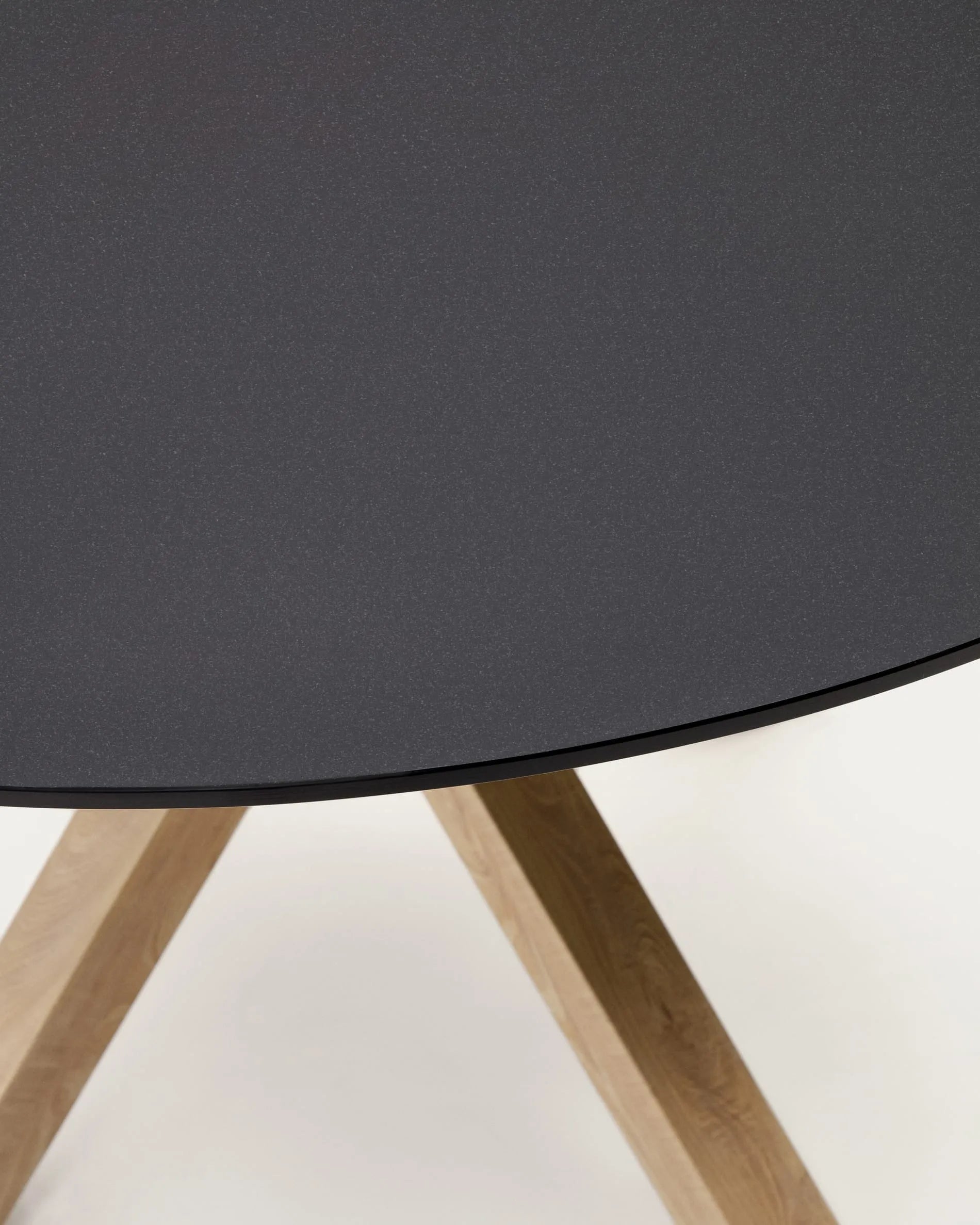 Moderner Tisch Argo mit schwarzer Milchglasplatte und stilvollen Stahlbeinen in Holzoptik, Ø 120 cm, von Kave Home.