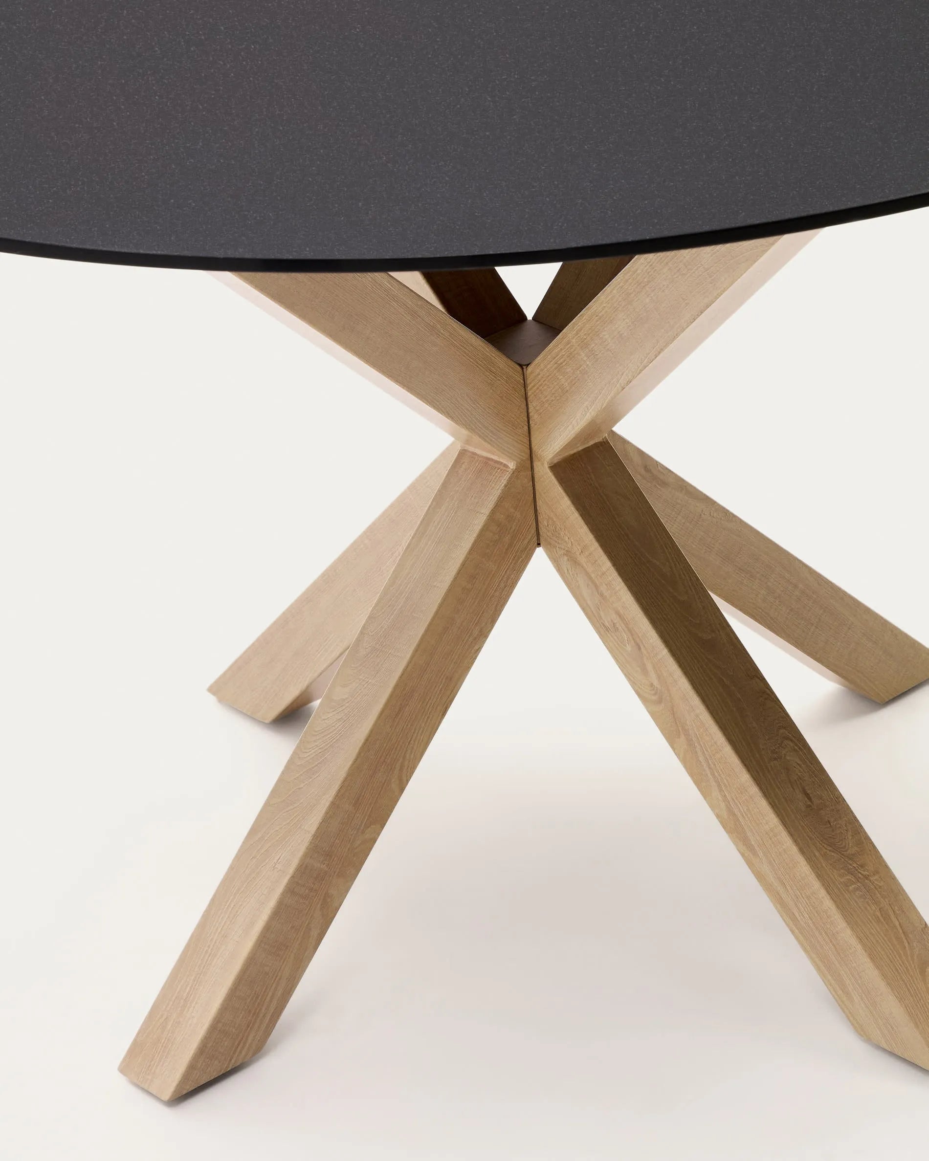 Runder Tisch Argo mit schwarzer Milchglasplatte und Stahlbeinen in Holzoptik, Ø 120 cm, modernes Design von Kave Home.