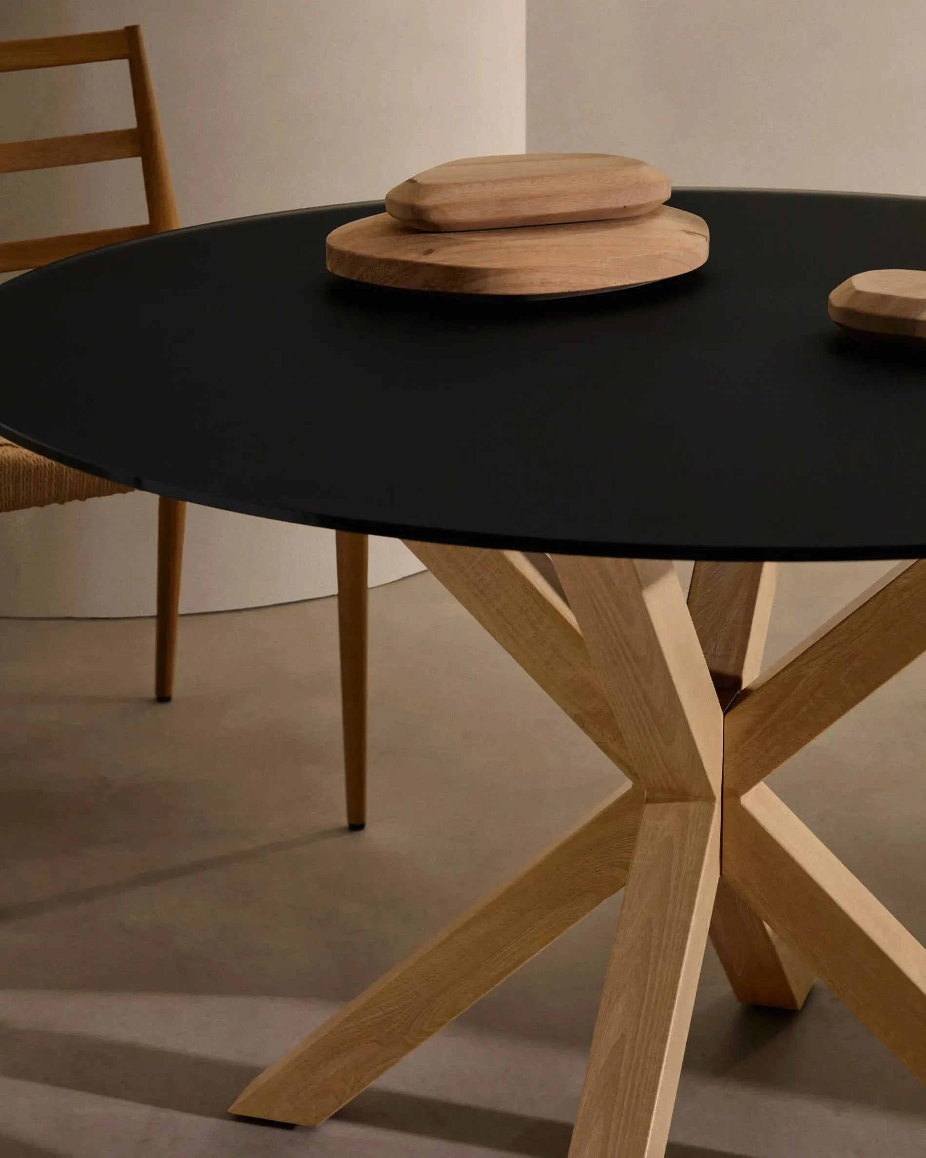 Runder Tisch Argo mit schwarzer Milchglasplatte und Stahlbeinen in Holzoptik, Ø 120 cm, modernes Design von Kave Home.