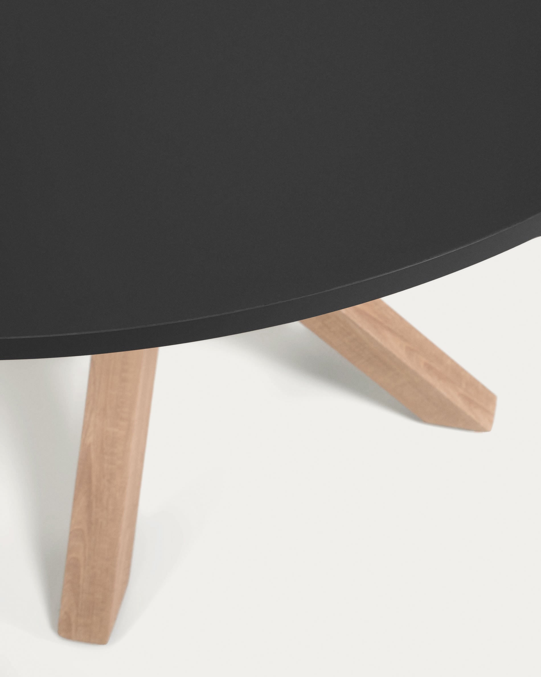 Runder Tisch Argo Ø 120 cm, schwarze MDF-Platte, Stahlbeine in Holzoptik, perfekt für moderne Esszimmer.