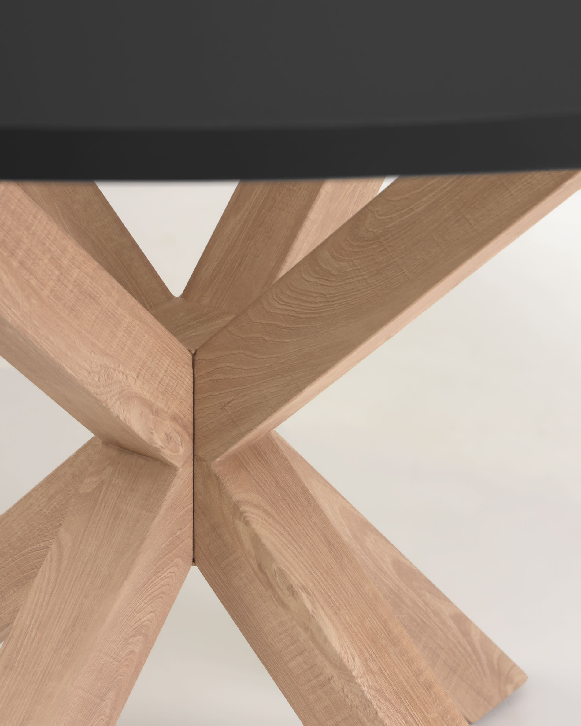 Moderner runder Tisch Argo Ø 120 cm, schwarze MDF-Tischplatte, Stahlbeine in Holzoptik, ideal für stilvolle Esszimmer.
