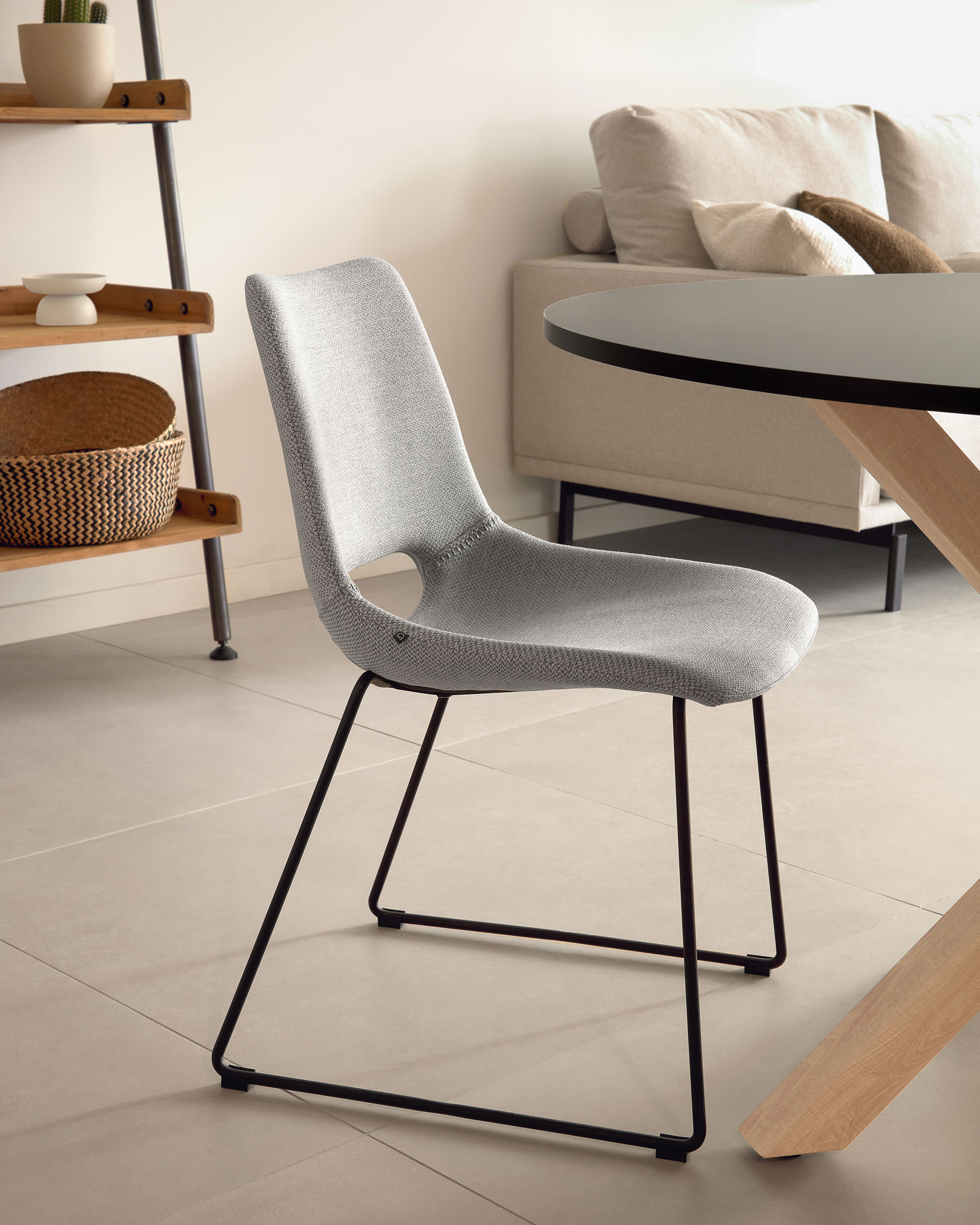 Moderner runder Tisch Argo Ø 120 cm, schwarze MDF-Tischplatte, Stahlbeine in Holzoptik, ideal für stilvolle Essbereiche.