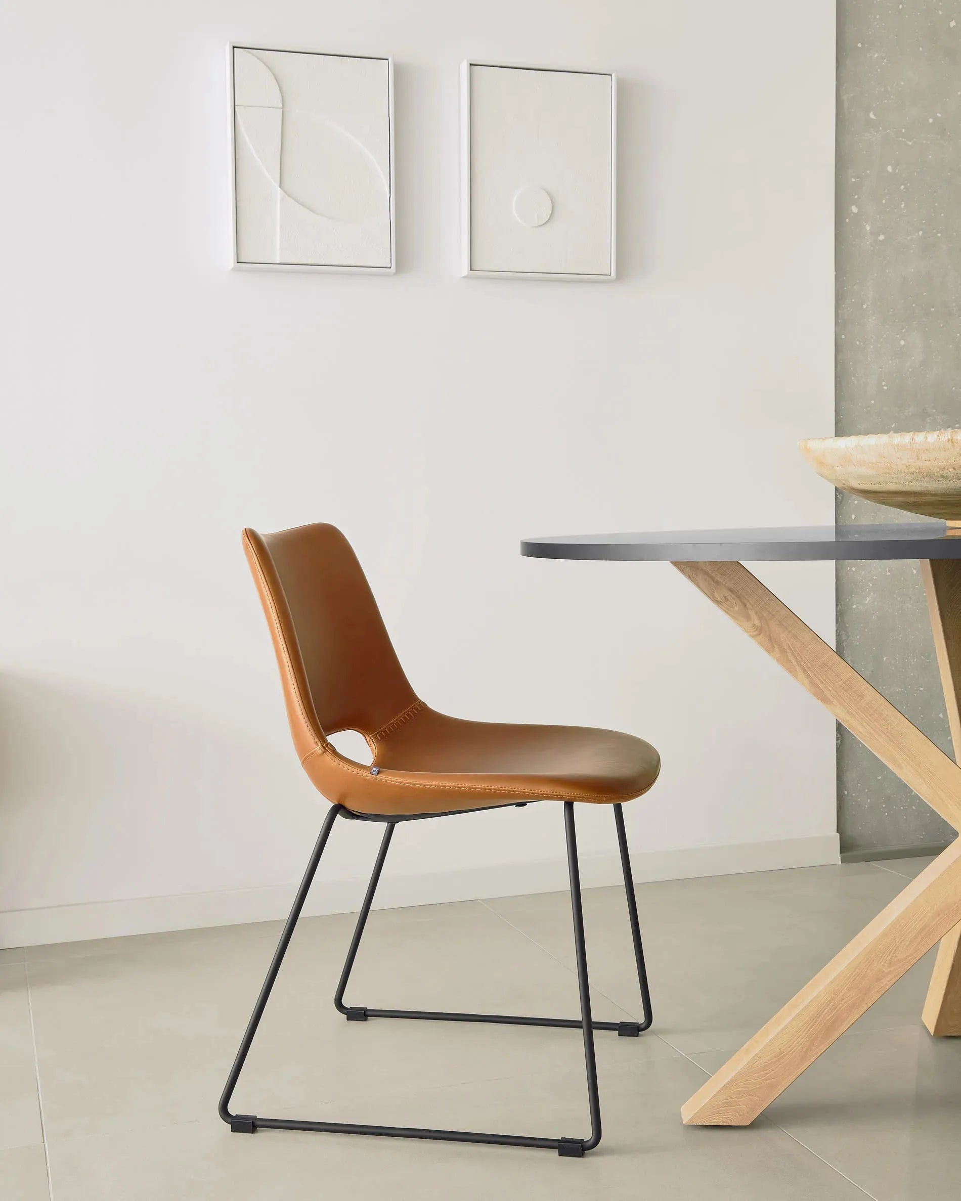 Moderner runder Tisch Argo, Ø 120 cm, mit schwarzer MDF-Platte und Stahlbeinen in Holzoptik, ideal für stilvolle Räume.