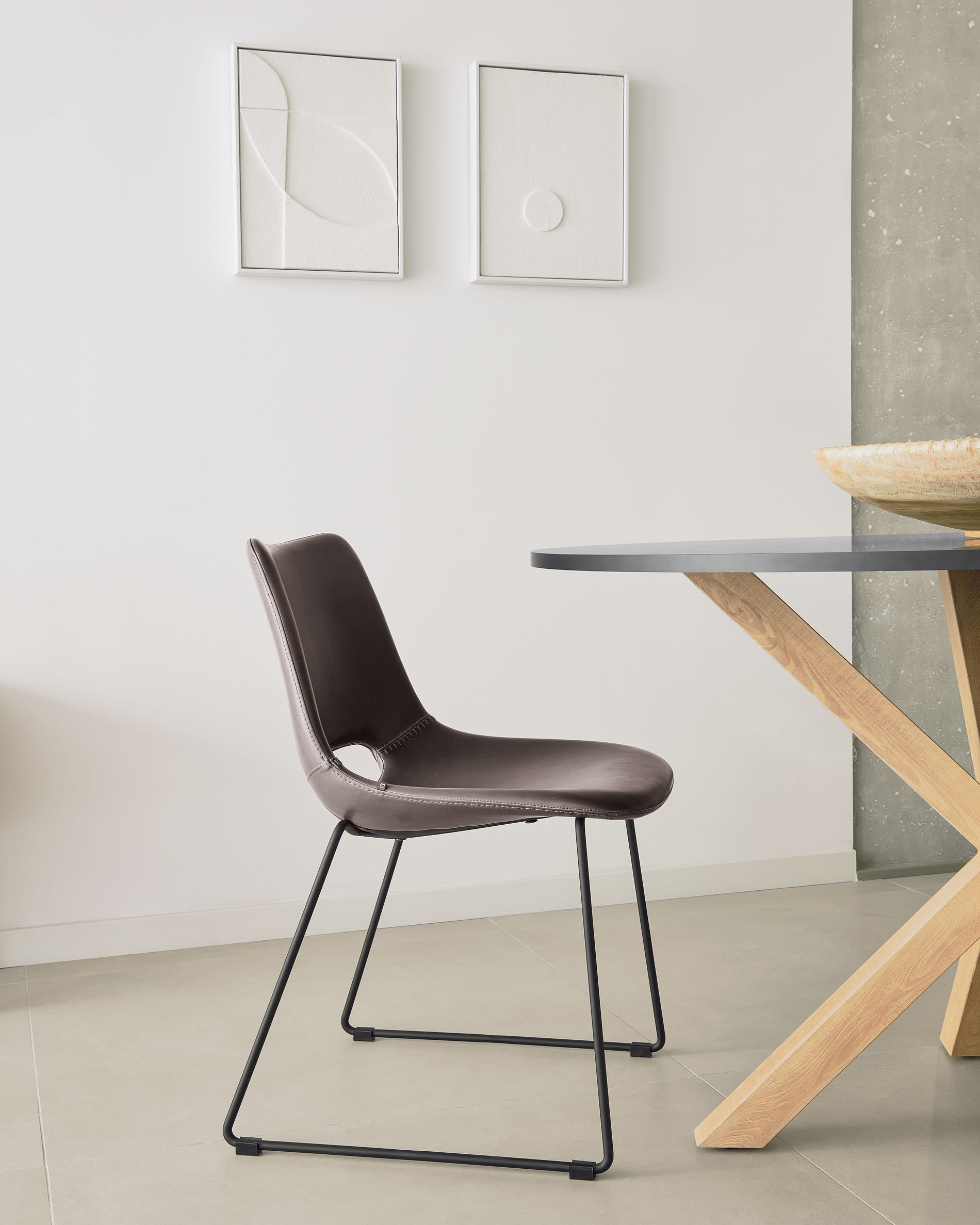 Moderner runder Tisch Argo Ø 120 cm, schwarze MDF-Tischplatte, Stahlbeine in Holzoptik, ideal für stilvolle Esszimmer.