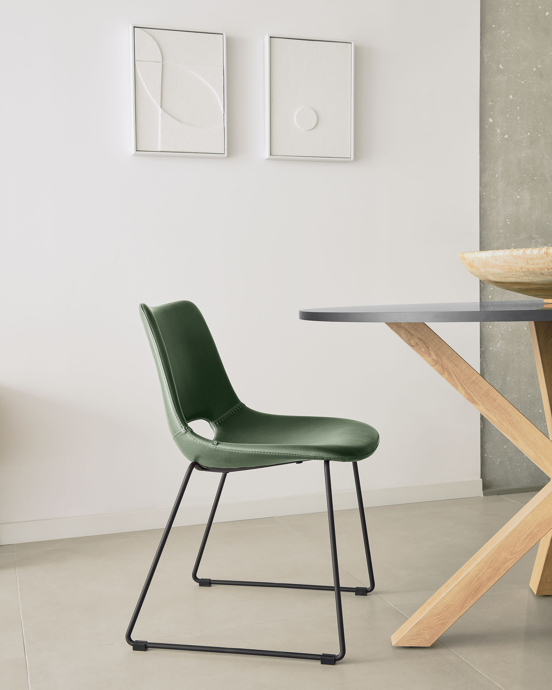 Moderner runder Tisch Argo Ø 120 cm, schwarze MDF-Tischplatte, Stahlbeine in Holzoptik, ideal für stilvolle Esszimmer.