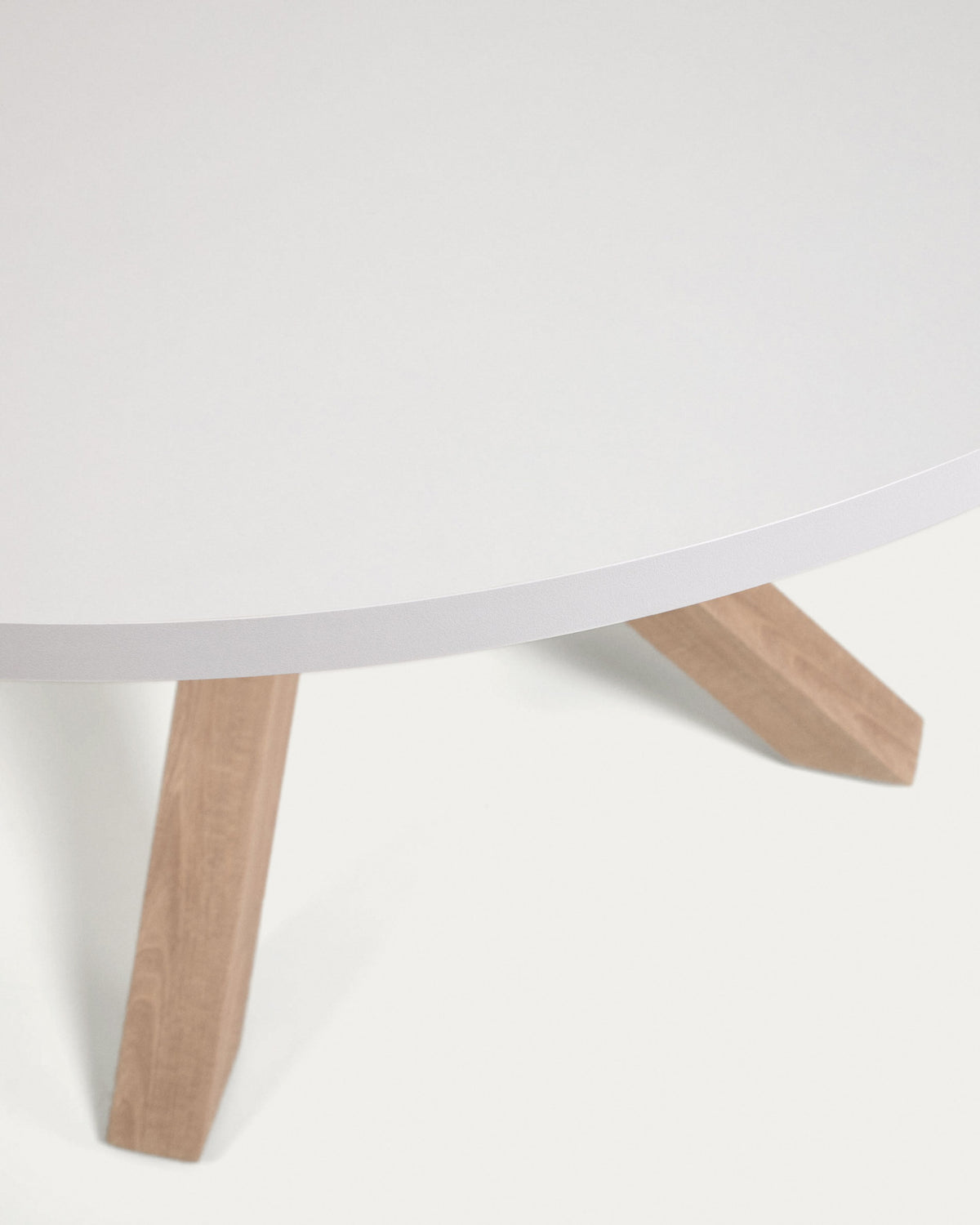 Tisch Argo aus Melamin mit weisser Oberfläche und Stahlbeinen in Holzoptik Ø 120 cm in Weiss, Natur präsentiert im Onlineshop von KAQTU Design AG. Esstisch ist von Kave Home