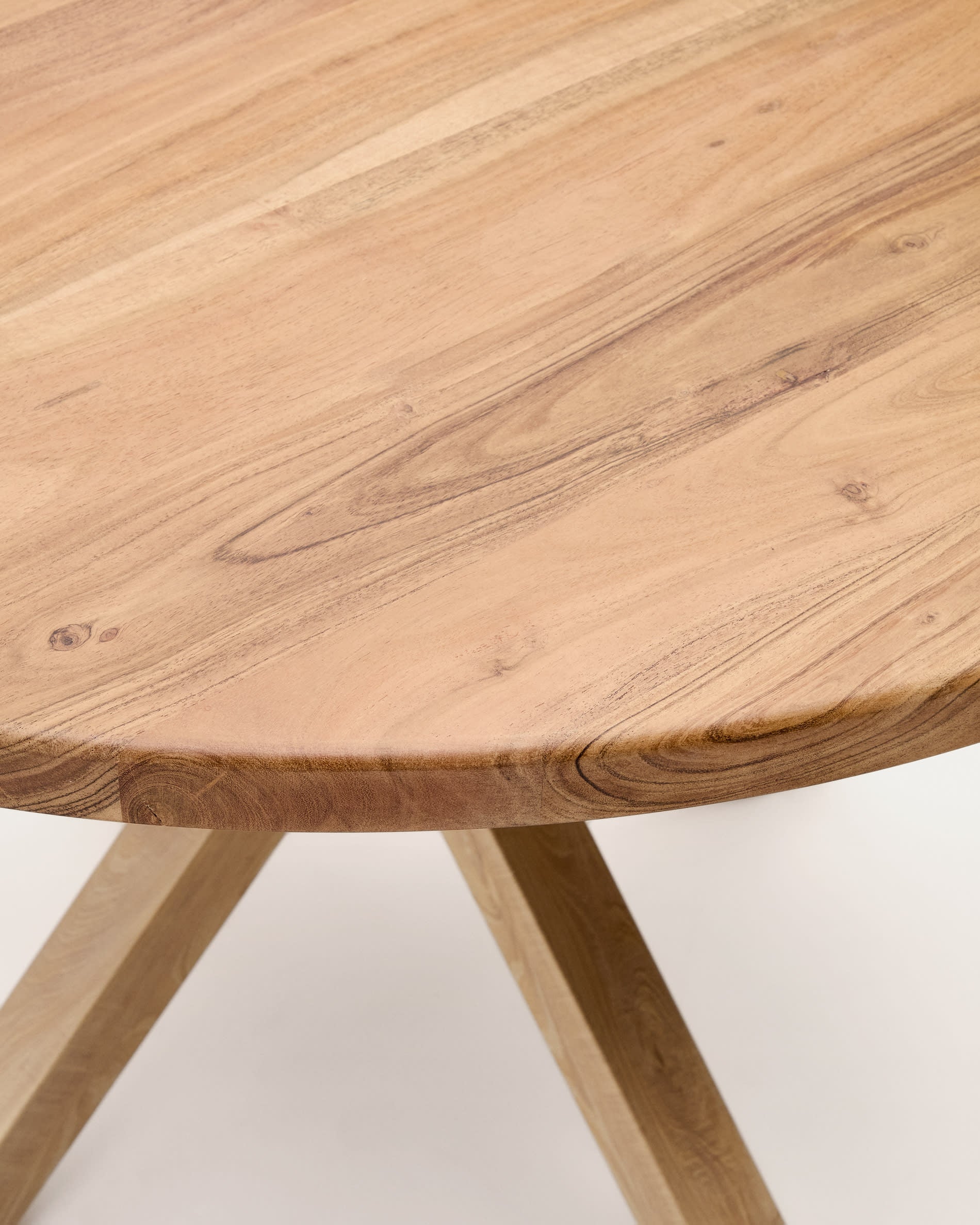 Runder Tisch Argo aus massivem Akazienholz und stabilen Stahlbeinen in Holzoptik, Ø 120 cm – perfekt für gesellige Esszimmer und stilvolle Akzente.