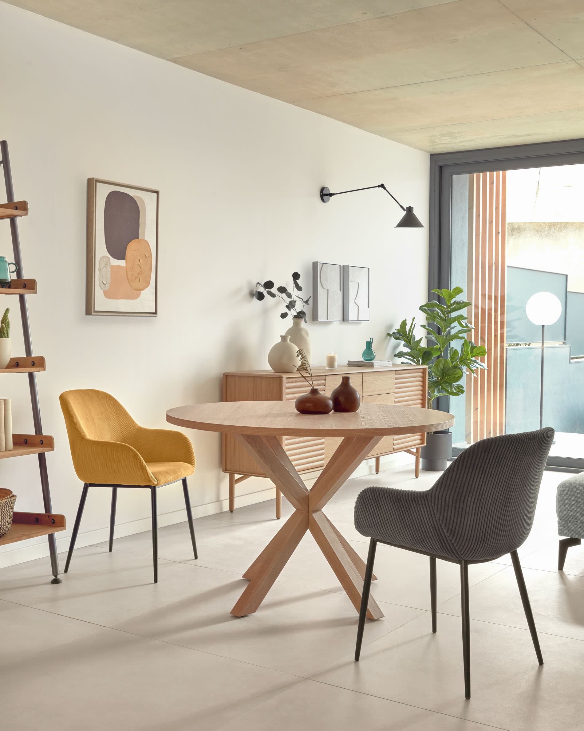 Runder Tisch Argo Ø 120 cm, Melaminoberfläche in natürlicher Holzoptik, stabile Stahlbeine, stilvoll und vielseitig für Ihr Zuhause.