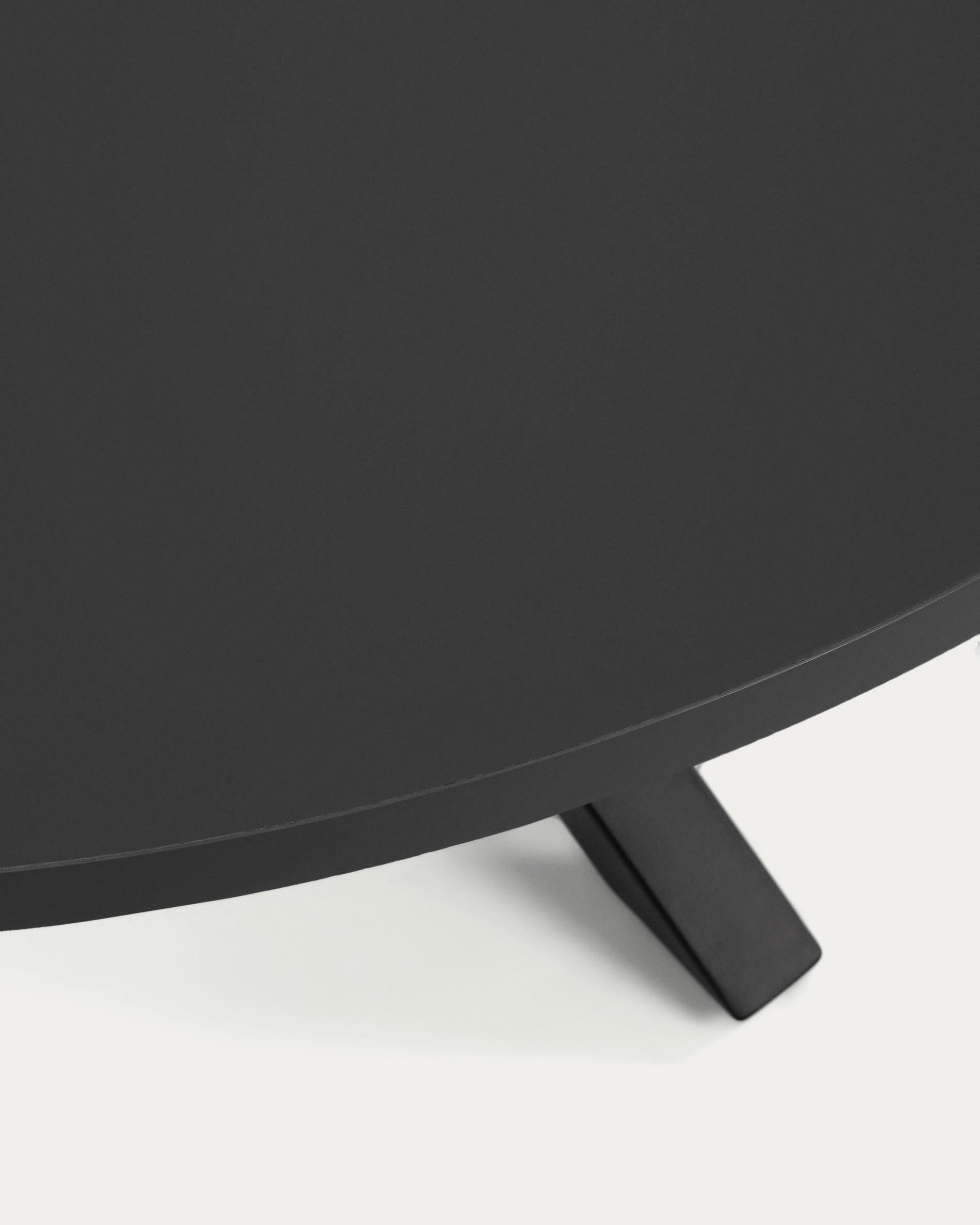 Moderner runder Tisch Argo Ø 120 cm, schwarz lackiertes MDF, stabile Stahlbeine, ideal für stilvolle Wohn- und Essbereiche.
