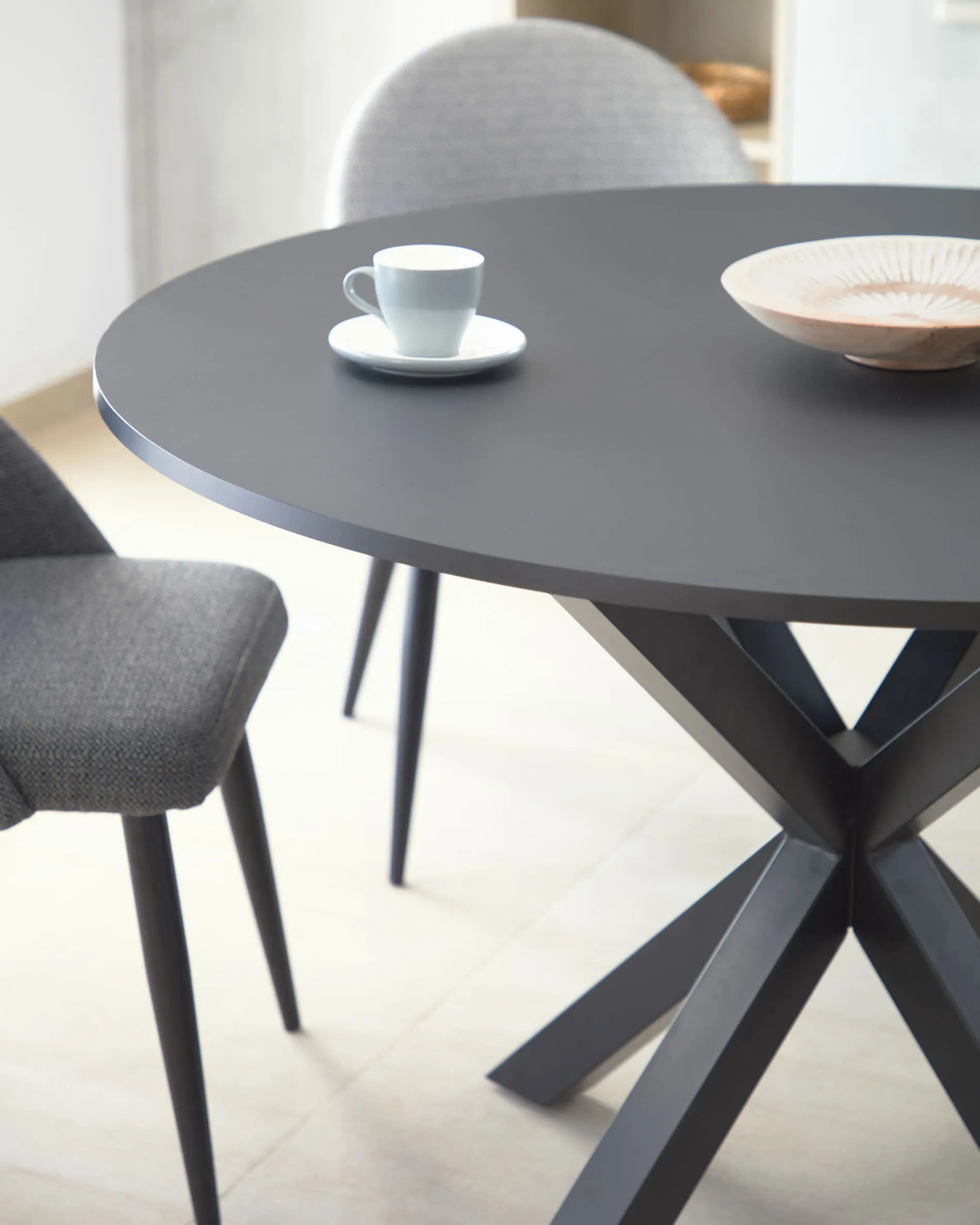Moderner runder Tisch Argo Ø 120 cm, schwarz lackiertes MDF, stabile Stahlbeine, ideal für stilvolle Wohn- und Essbereiche.