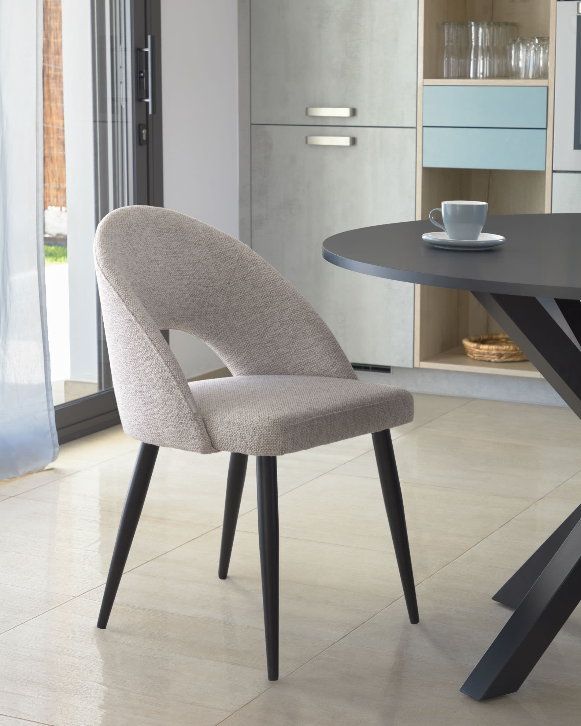 Eleganter runder Tisch Argo Ø 120 cm, schwarz lackiertes MDF, robuste Stahlbeine, perfekt für moderne Wohn- und Esszimmer.