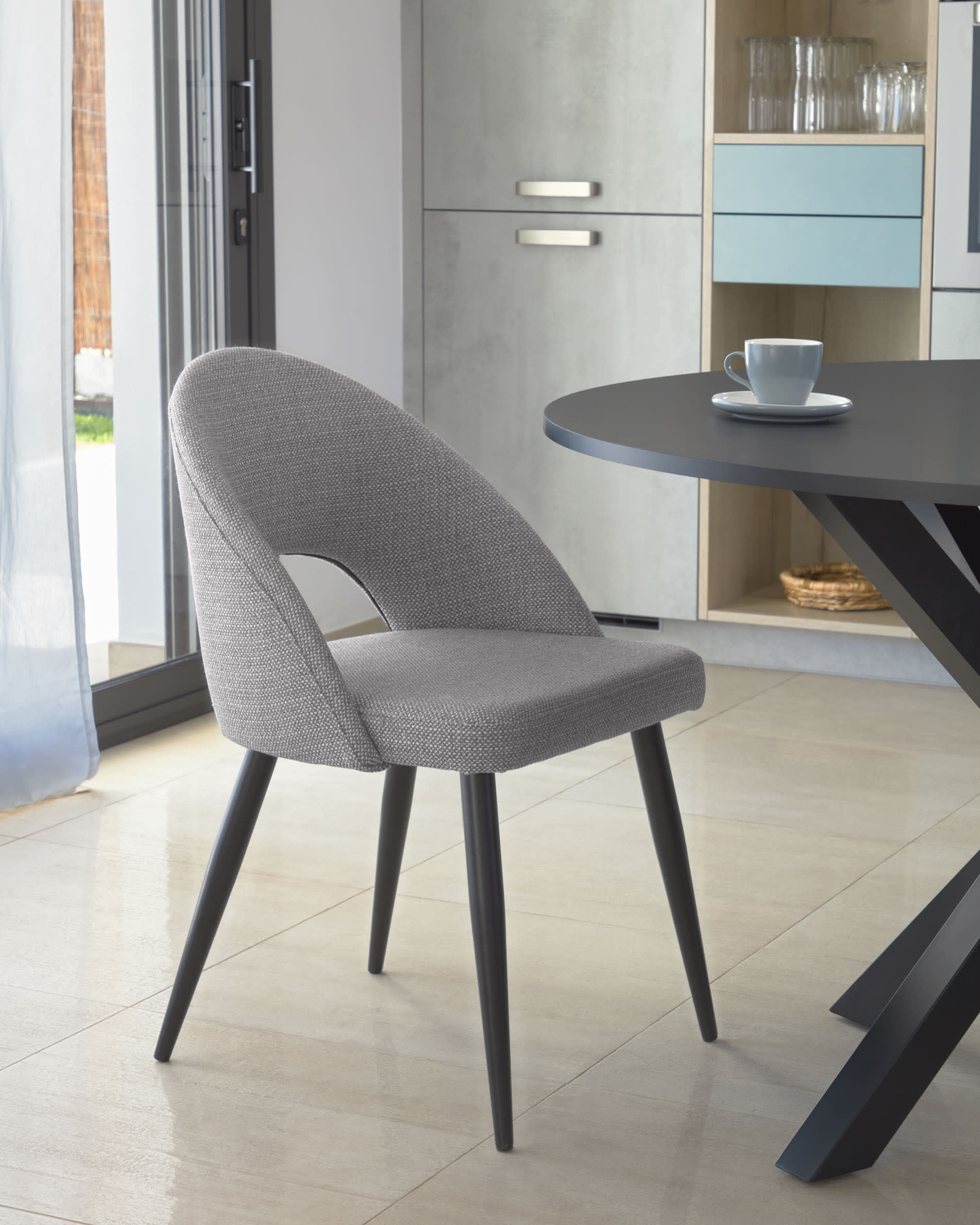 Moderner runder Tisch Argo Ø 120 cm, schwarz lackiertes MDF, stabile Stahlbeine, ideal für stilvolle Wohn- und Essbereiche.
