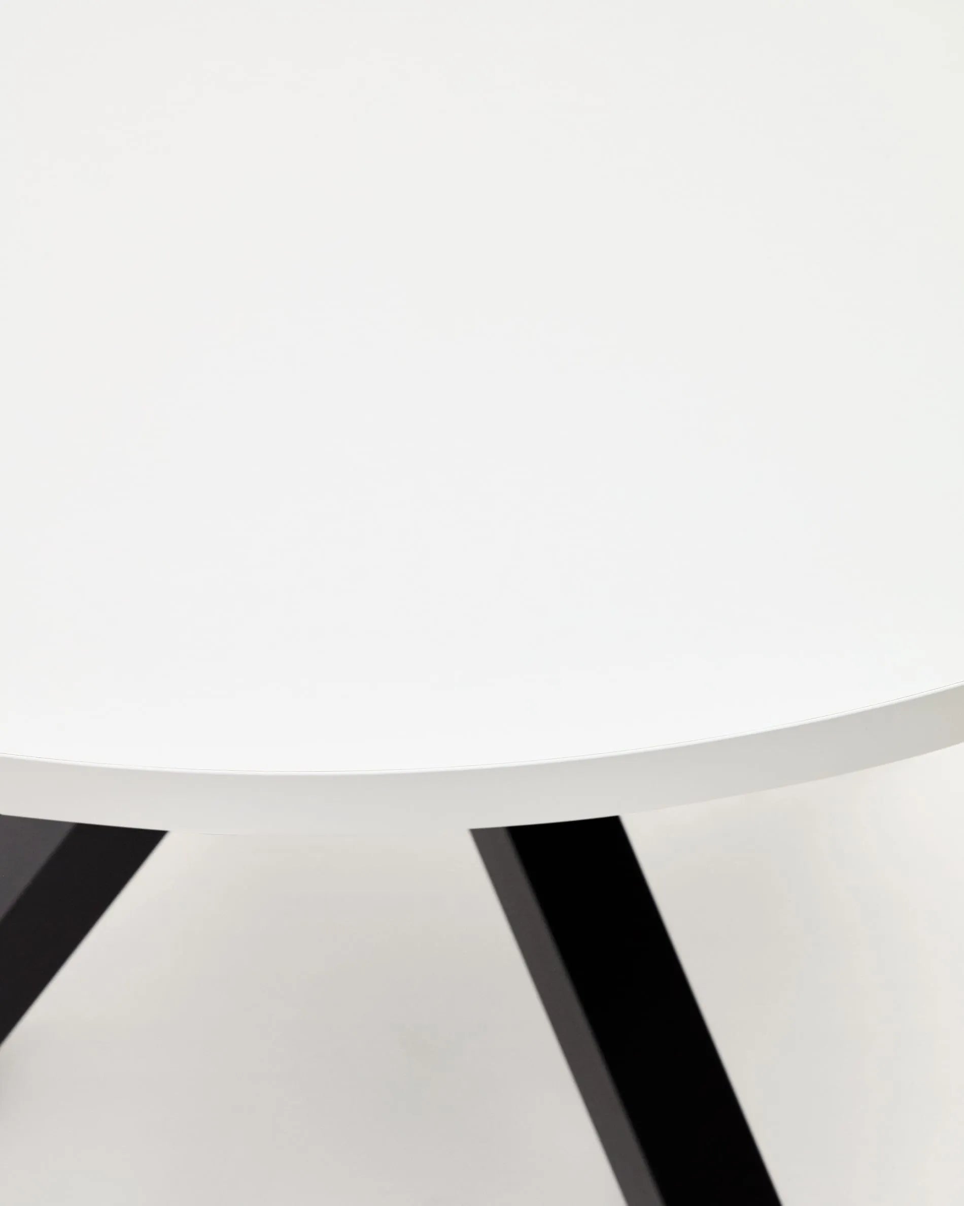 Moderner runder Tisch Argo Ø 120 cm, weiße Melaminplatte, schwarze Stahlbeine, ideal für stilvolle und zeitgemäße Wohnräume.