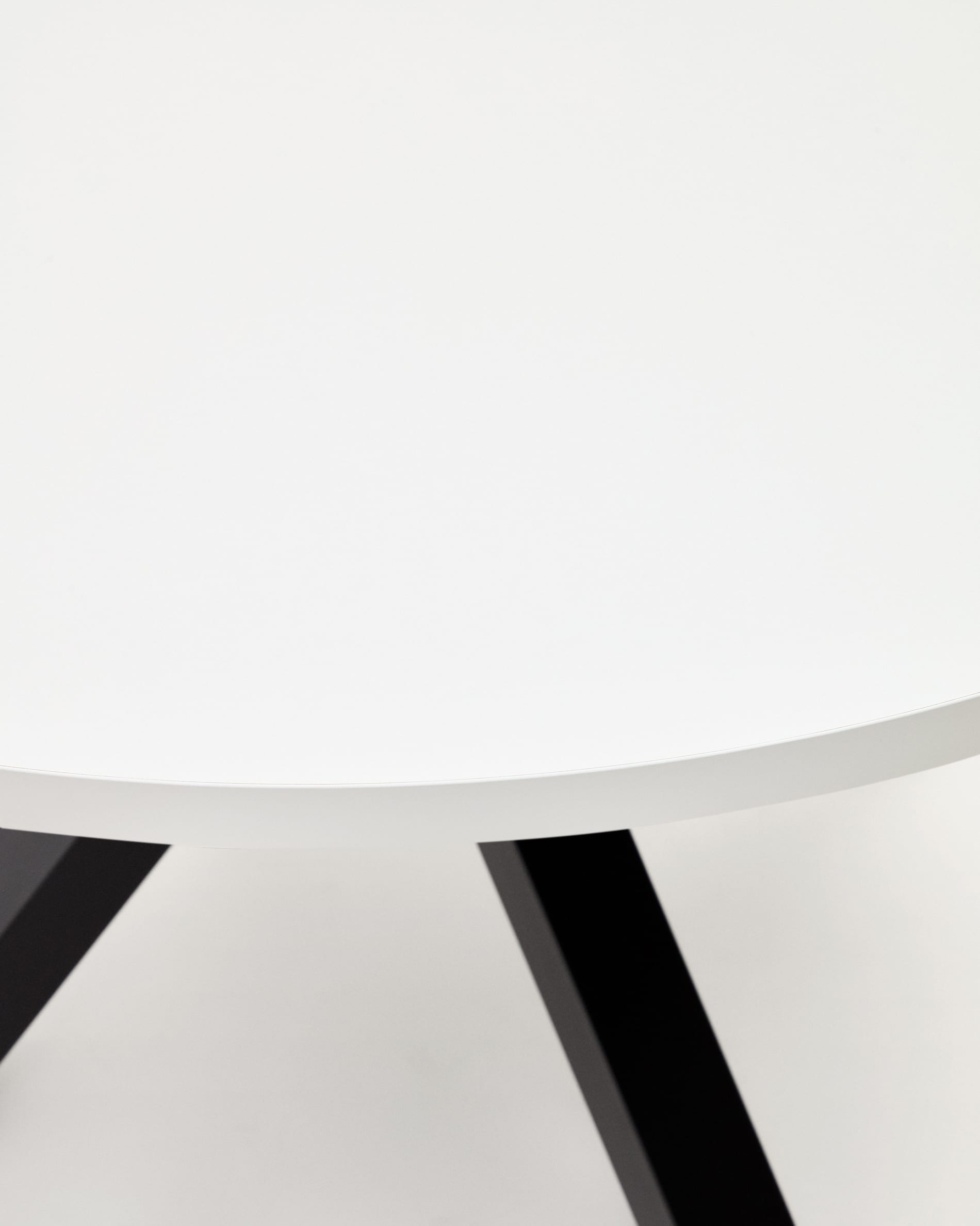 Runder Tisch Argo, Ø 120 cm, mit weißer Melaminplatte und schwarzen Stahlbeinen, perfekt für moderne und elegante Wohnräume.