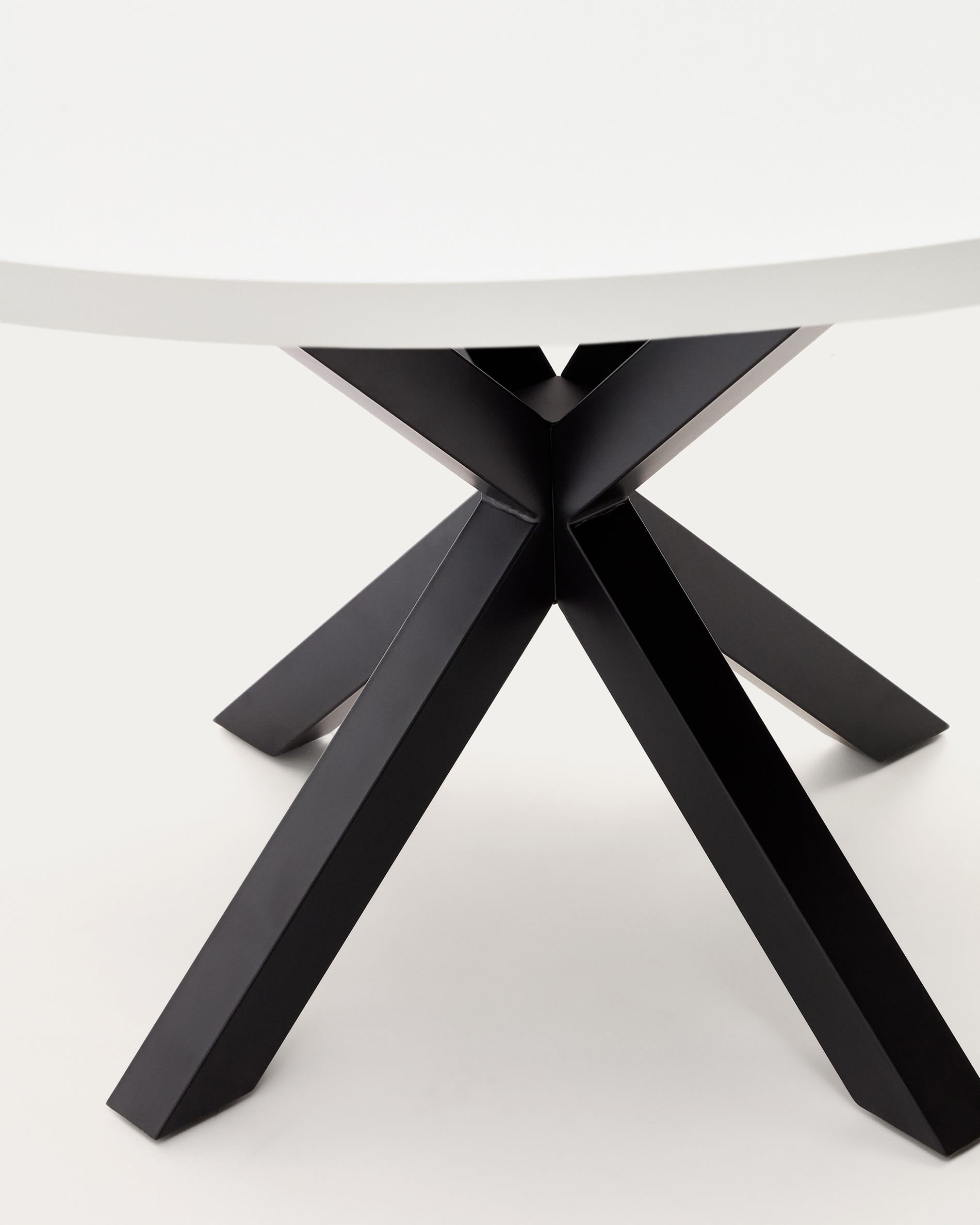 Moderner runder Tisch Argo, Ø 120 cm, mit weißer Melaminplatte und schwarzen Stahlbeinen, ideal für stilvolle Wohnräume.