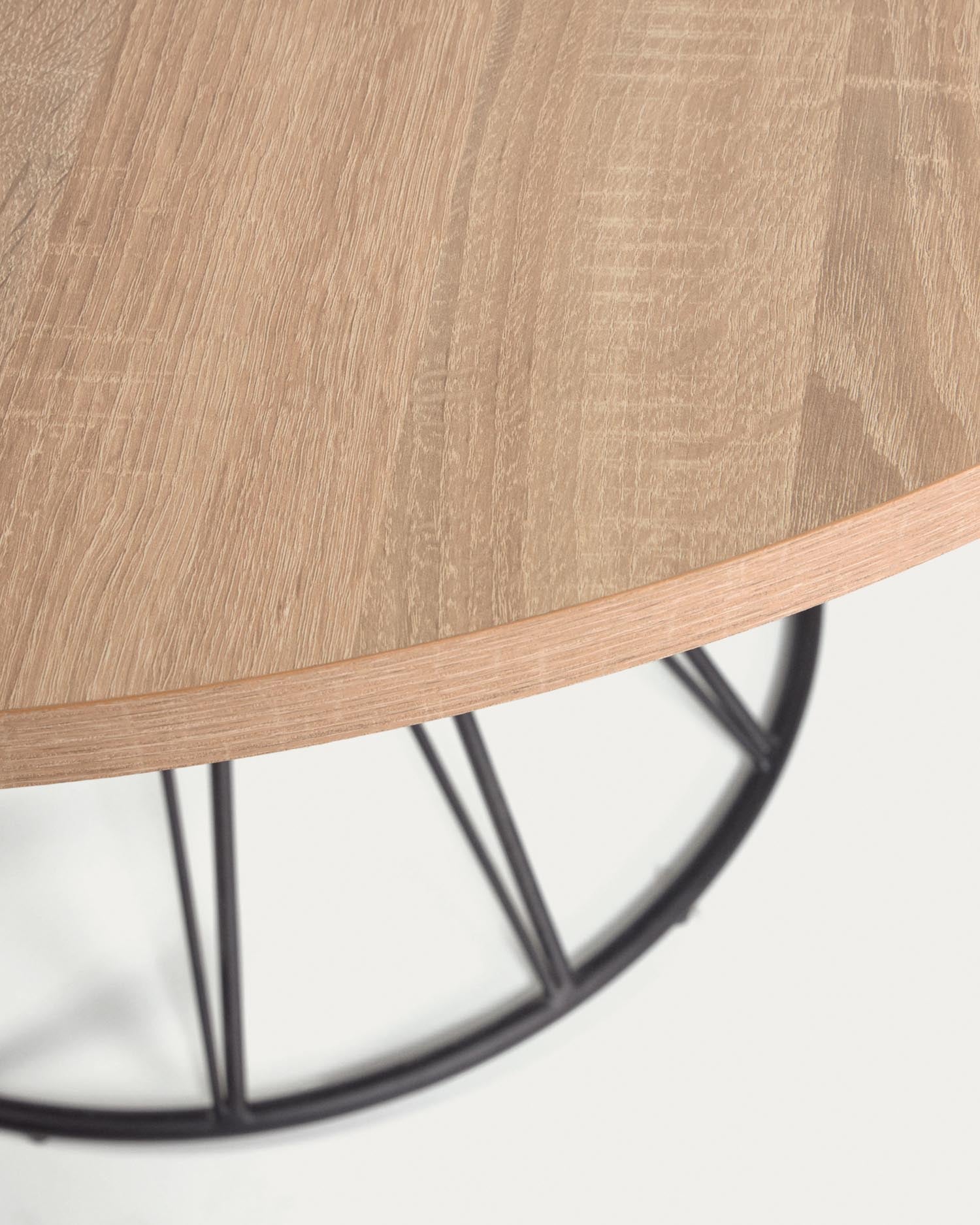 Moderner runder Tisch mit Ø 120 cm, Melamin in Holzoptik und stabilen Stahlbeinen. Ideal für gesellige Runden und vielseitige Nutzung.