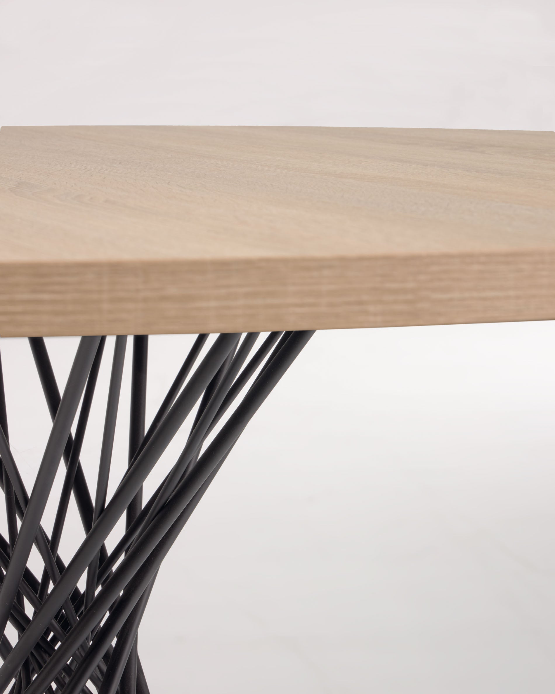 Eleganter runder Tisch mit 120 cm Durchmesser, Melamin-Oberfläche in natürlicher Holzoptik und robusten Stahlbeinen. Perfekt für jeden Anlass!