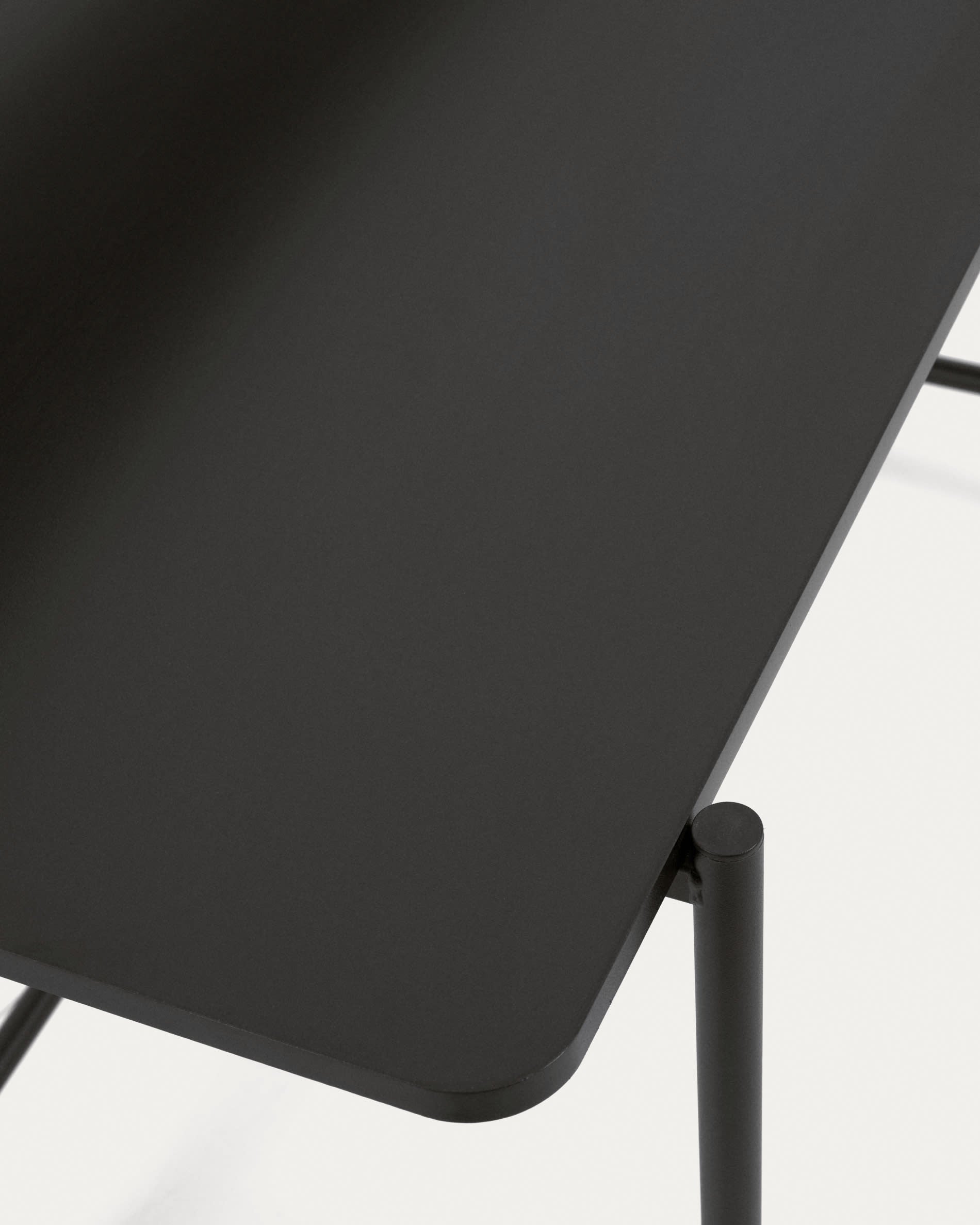 Moderner Galatia Tisch mit schwarzer Melaminoberfläche und stabilen Metallbeinen, 120x60 cm, ideal für stilvolle Wohn- und Arbeitsbereiche.