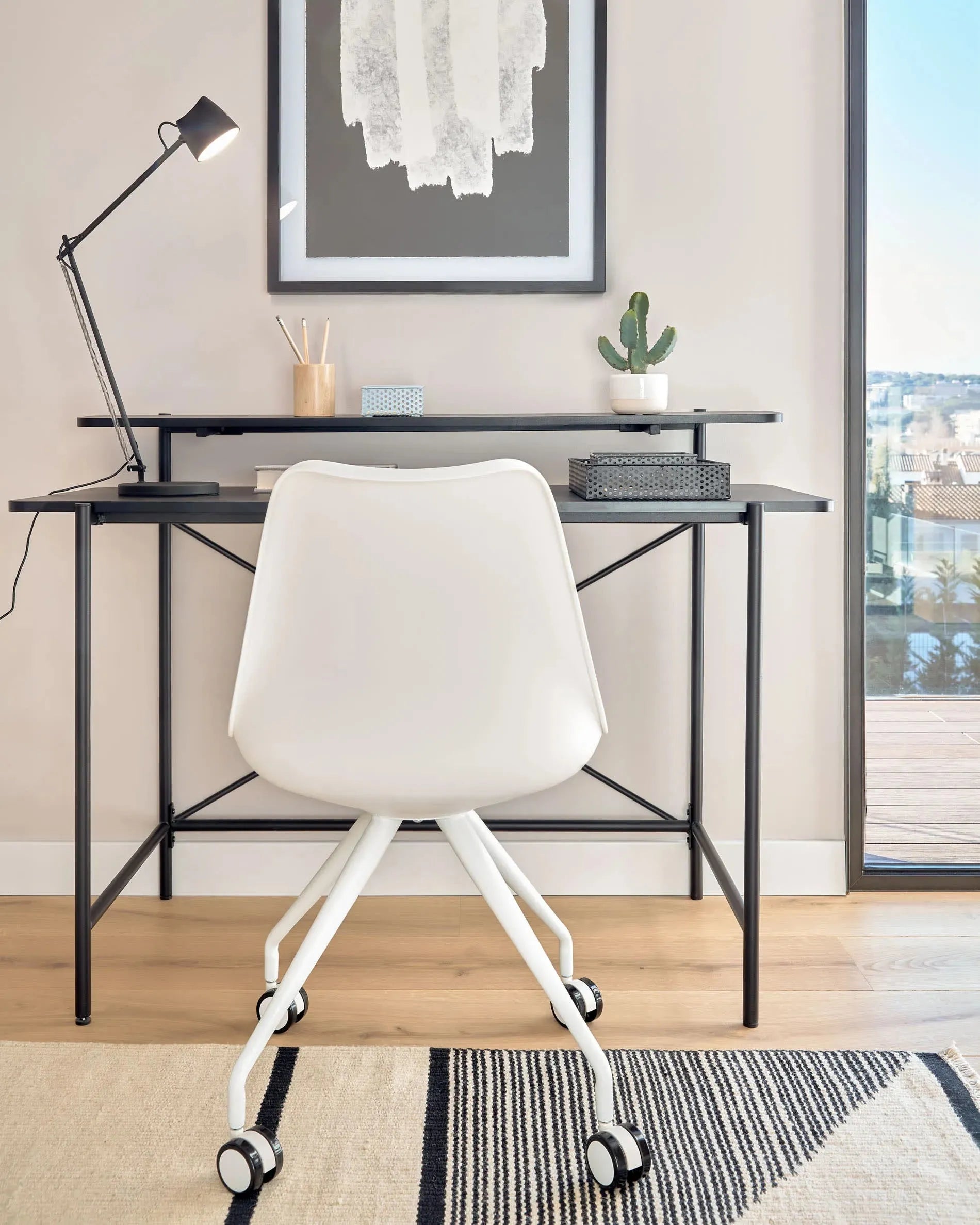 Eleganter Galatia Tisch mit schwarzer Melaminplatte und Metallbeinen, 120x60 cm, perfekt für moderne Wohn- und Arbeitsbereiche.