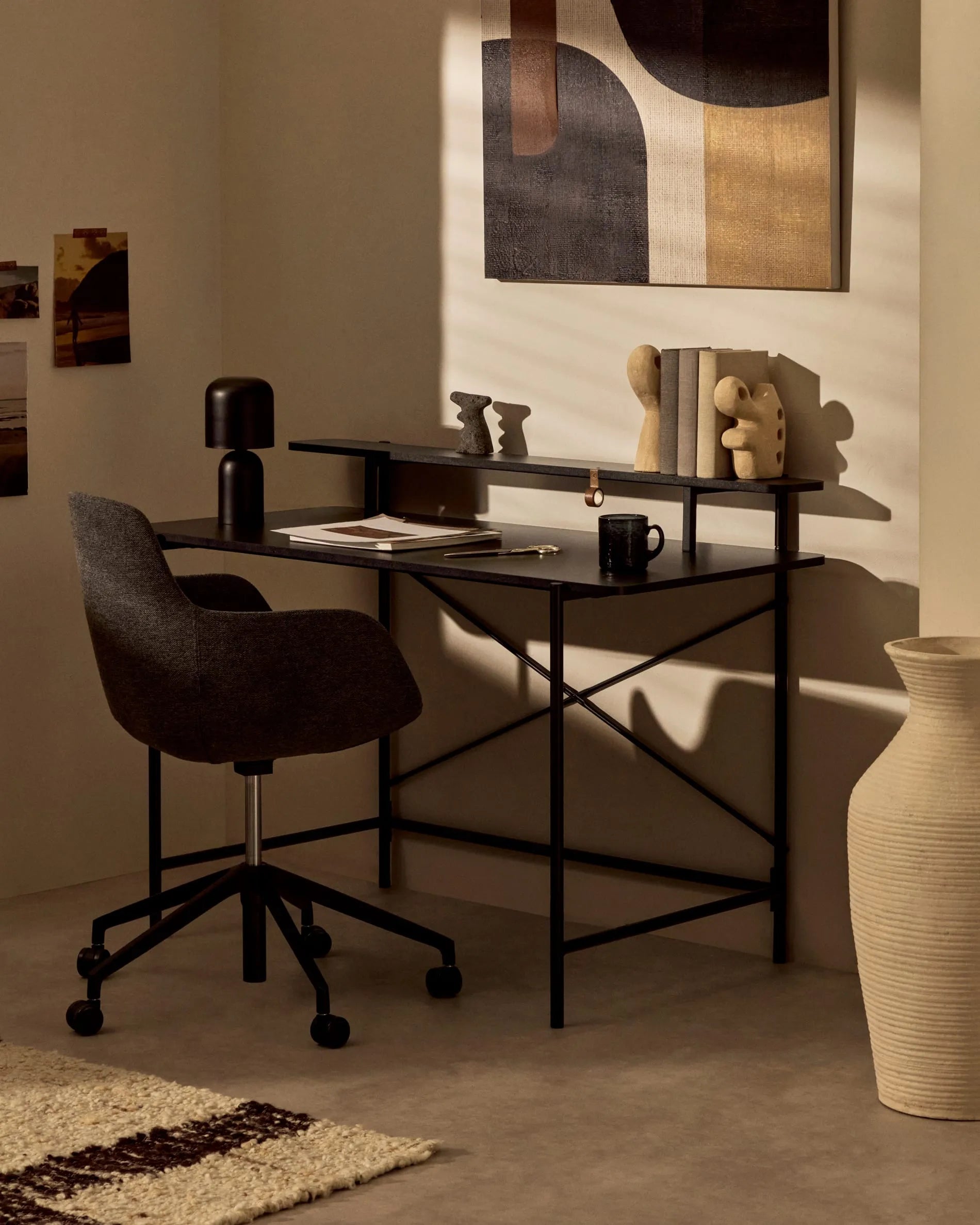 Moderner Galatia Tisch mit schwarzer Melaminplatte und stabilen Metallbeinen, 120x60 cm, ideal für stilvolle Wohn- und Arbeitsräume.