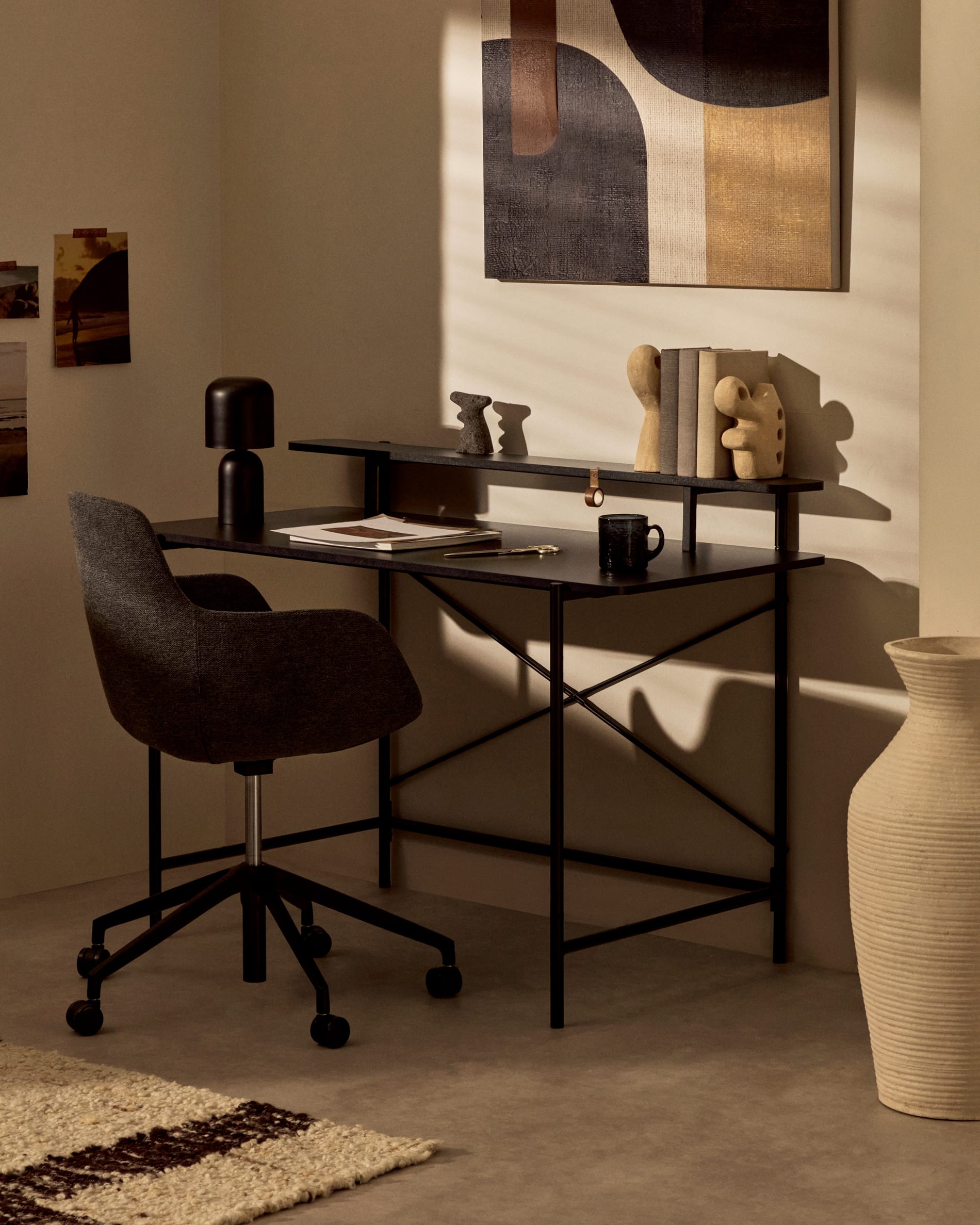 Eleganter Galatia Tisch mit schwarzer Melaminoberfläche und Metallbeinen, 120x60 cm, perfekt für moderne Wohn- und Arbeitsbereiche.