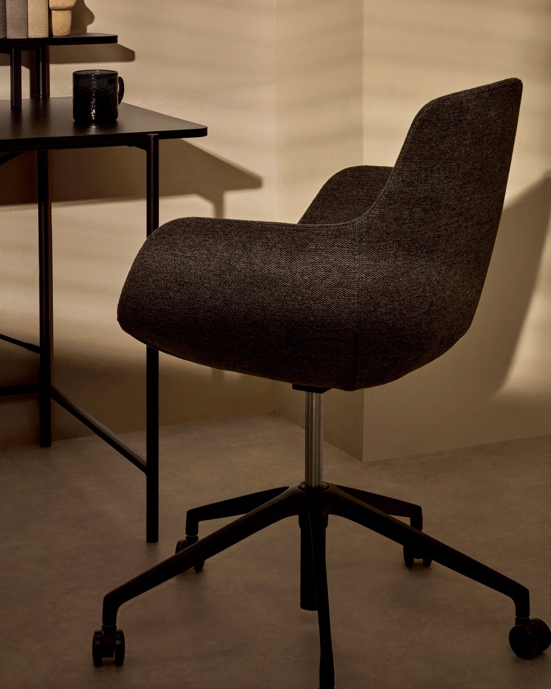 Moderner Galatia Tisch mit schwarzer Melaminoberfläche und stabilen Metallbeinen, 120x60 cm, ideal für stilvolle Räume.