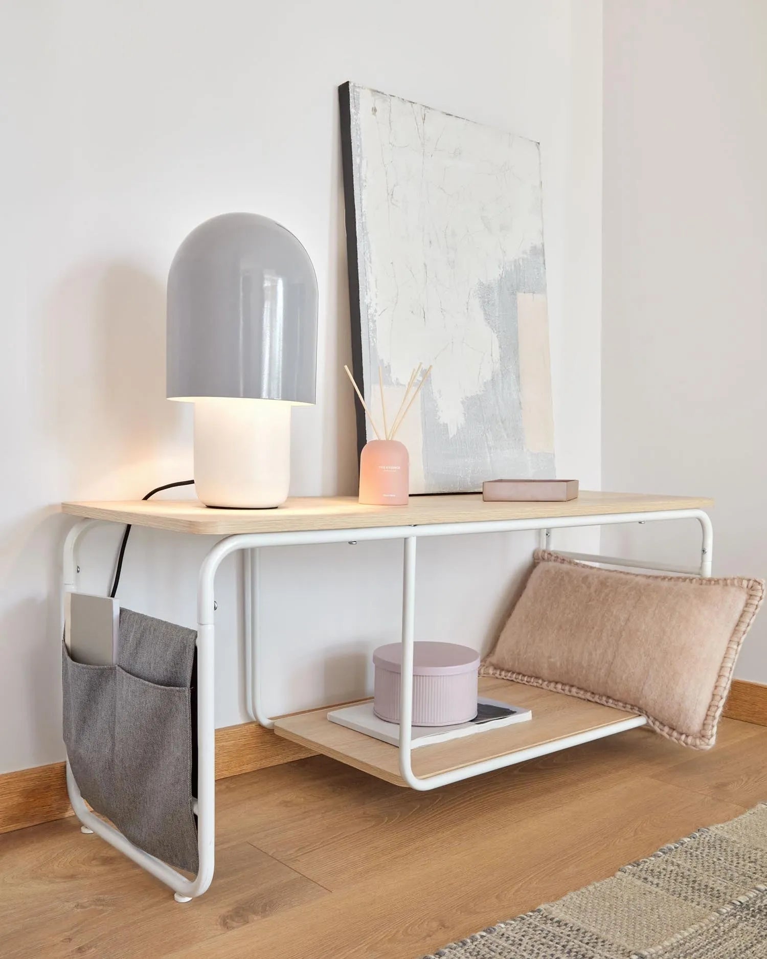 Eleganter TV-Schrank Yamina aus Melamin und Stahl, weiß lackiert, 110x46 cm, modernes Design, ideal für stilvolle Wohnräume.
