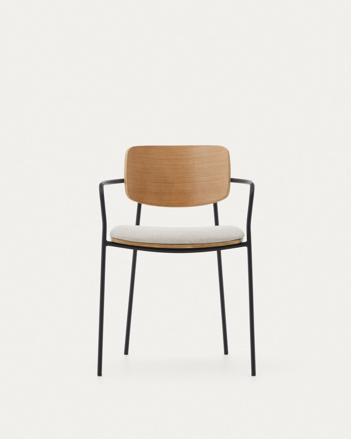 Stapelbarer Stuhl Maureen aus Pappelsperrholz mit warmem Farbton und schwarzen Metallbeinen, 100 % FSC in Beige präsentiert im Onlineshop von KAQTU Design AG. Stuhl mit Armlehne ist von Kave Home