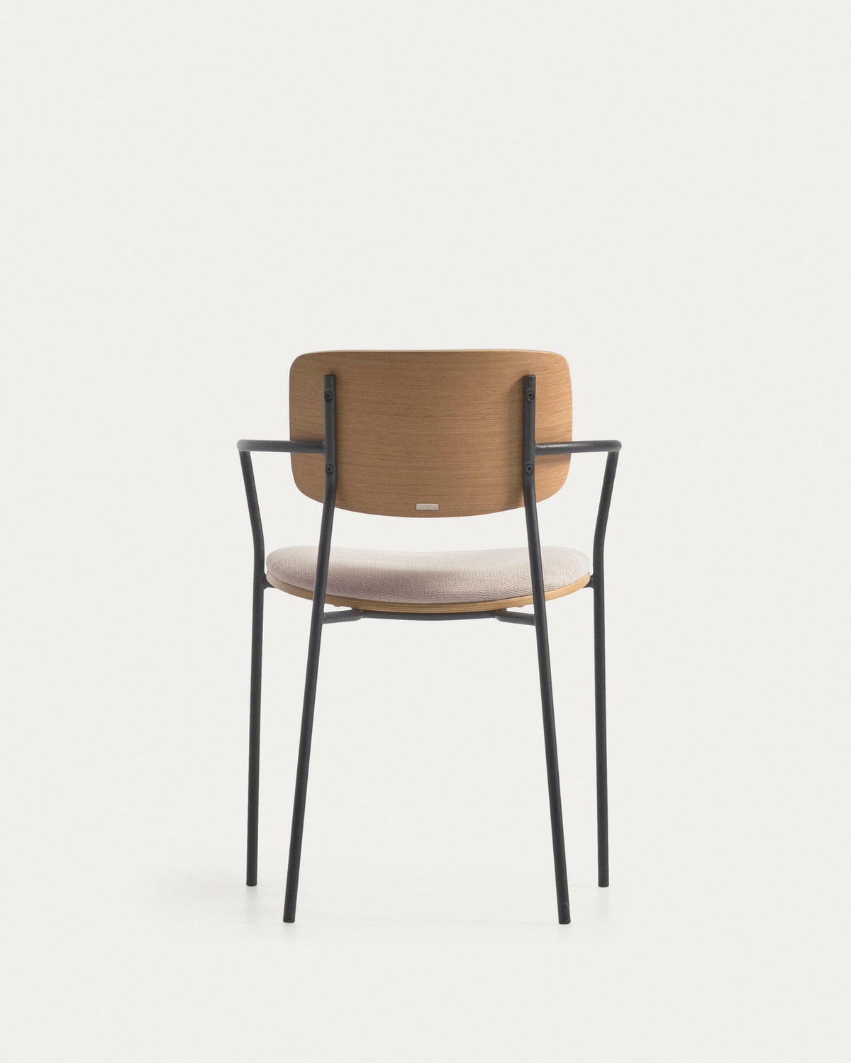 Stapelbarer Stuhl Maureen aus Pappelsperrholz mit warmem Farbton und schwarzen Metallbeinen, 100 % FSC in Beige präsentiert im Onlineshop von KAQTU Design AG. Stuhl mit Armlehne ist von Kave Home