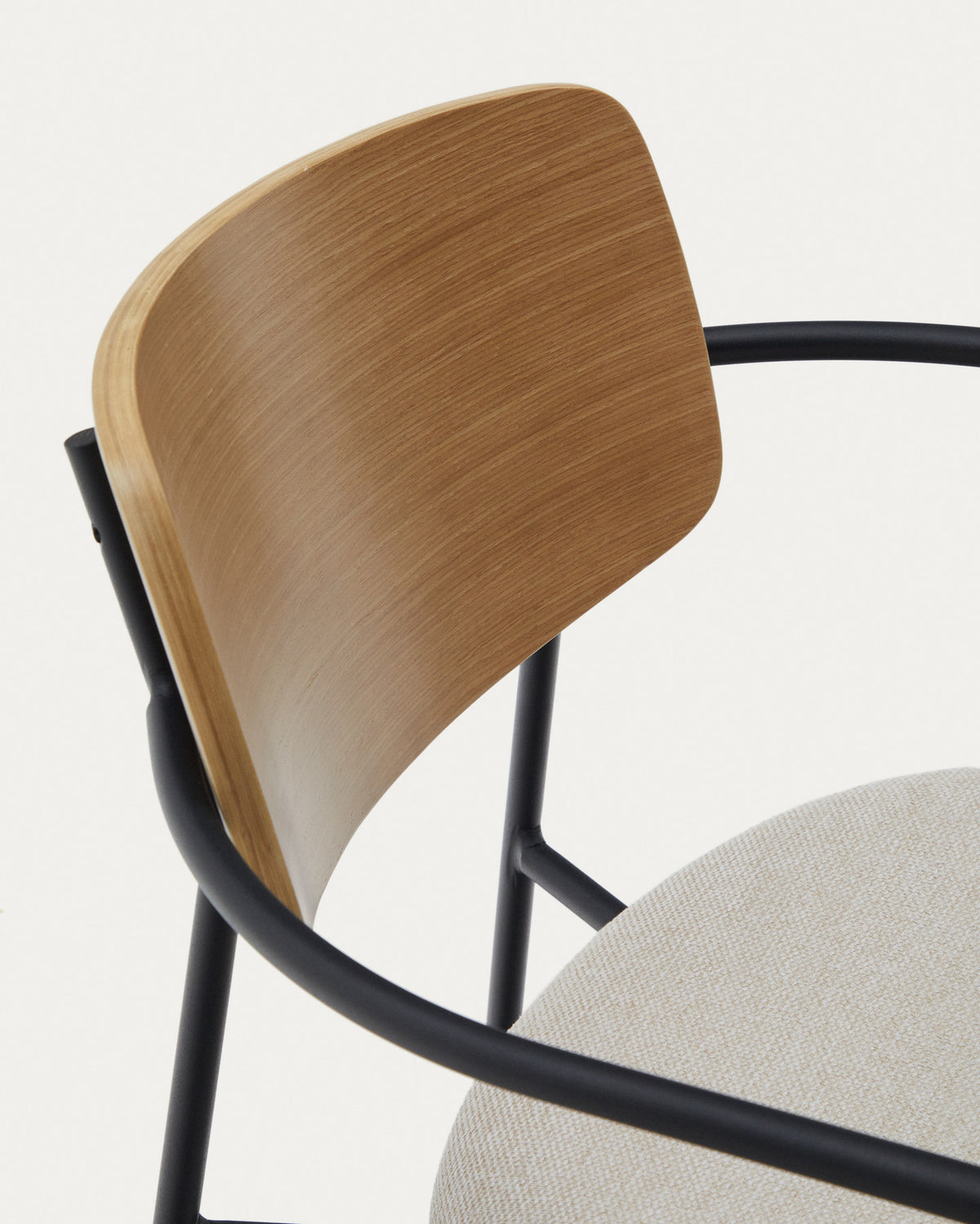 Stapelbarer Stuhl Maureen aus Pappelsperrholz mit warmem Farbton und schwarzen Metallbeinen, 100 % FSC in Beige präsentiert im Onlineshop von KAQTU Design AG. Stuhl mit Armlehne ist von Kave Home